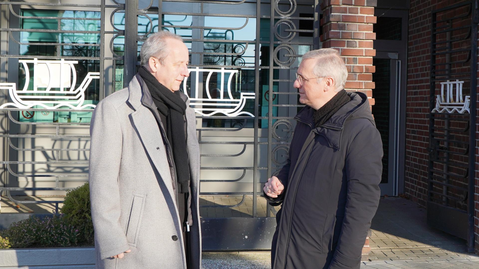 Zwei Männer unterhalten sich