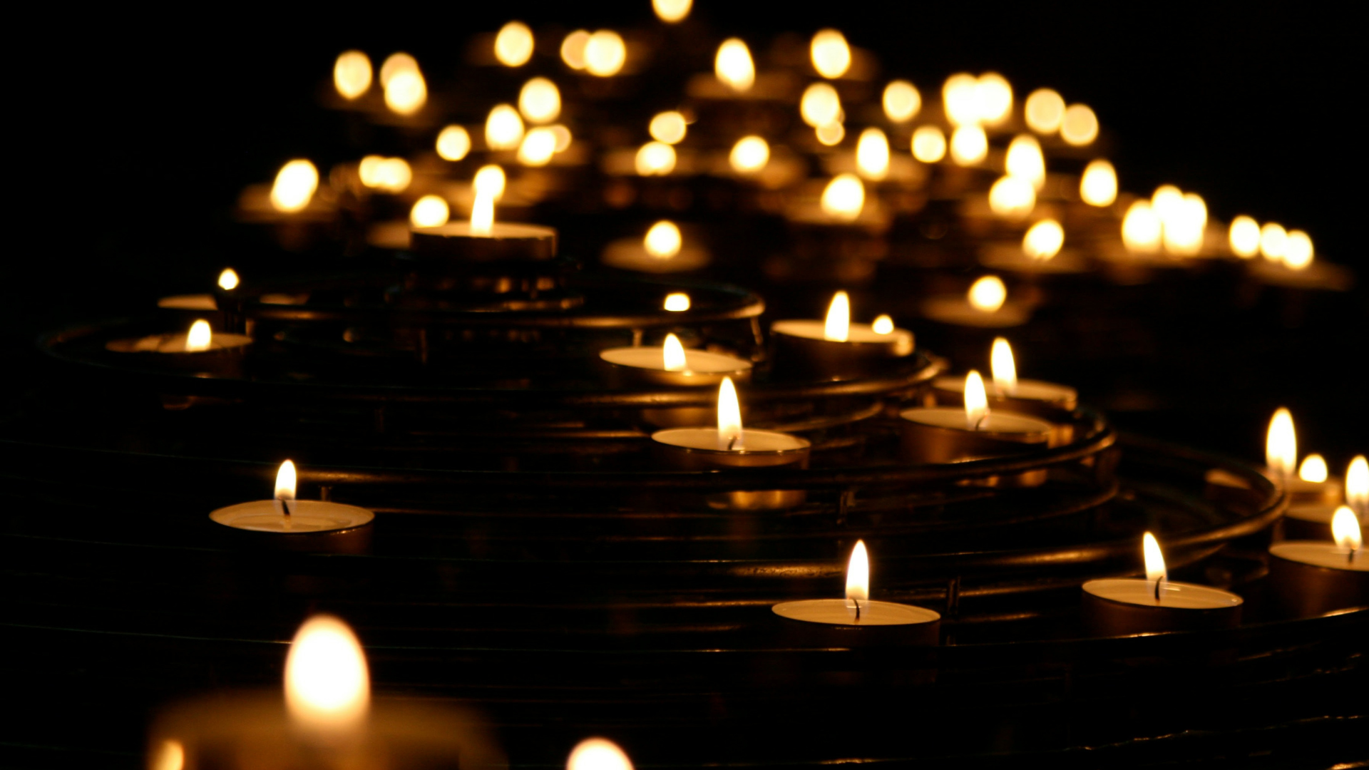 brennenden Teelichter im Dunkeln