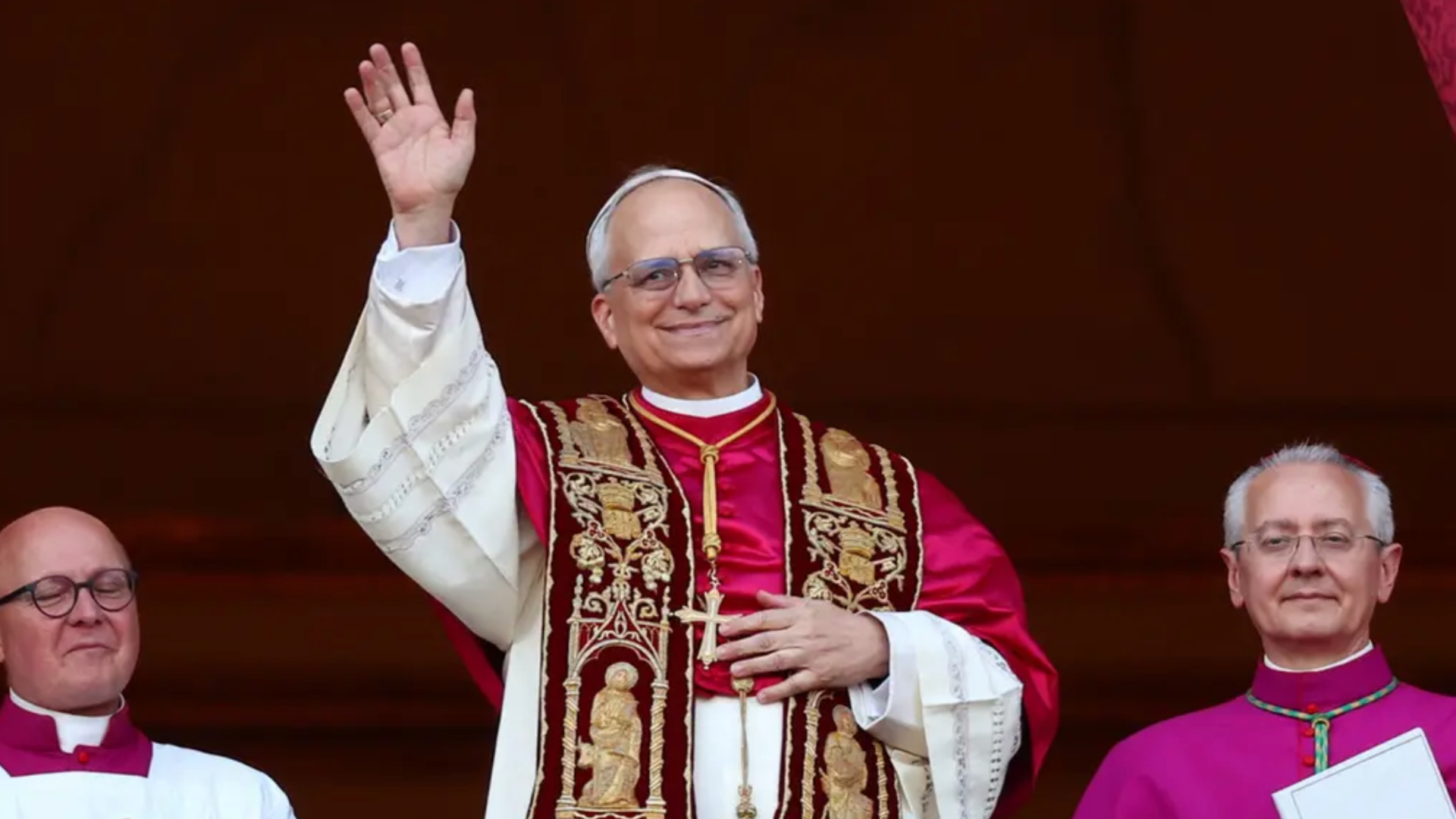 Papst aufrecht im Zentrum, er hebt die rechte Hand