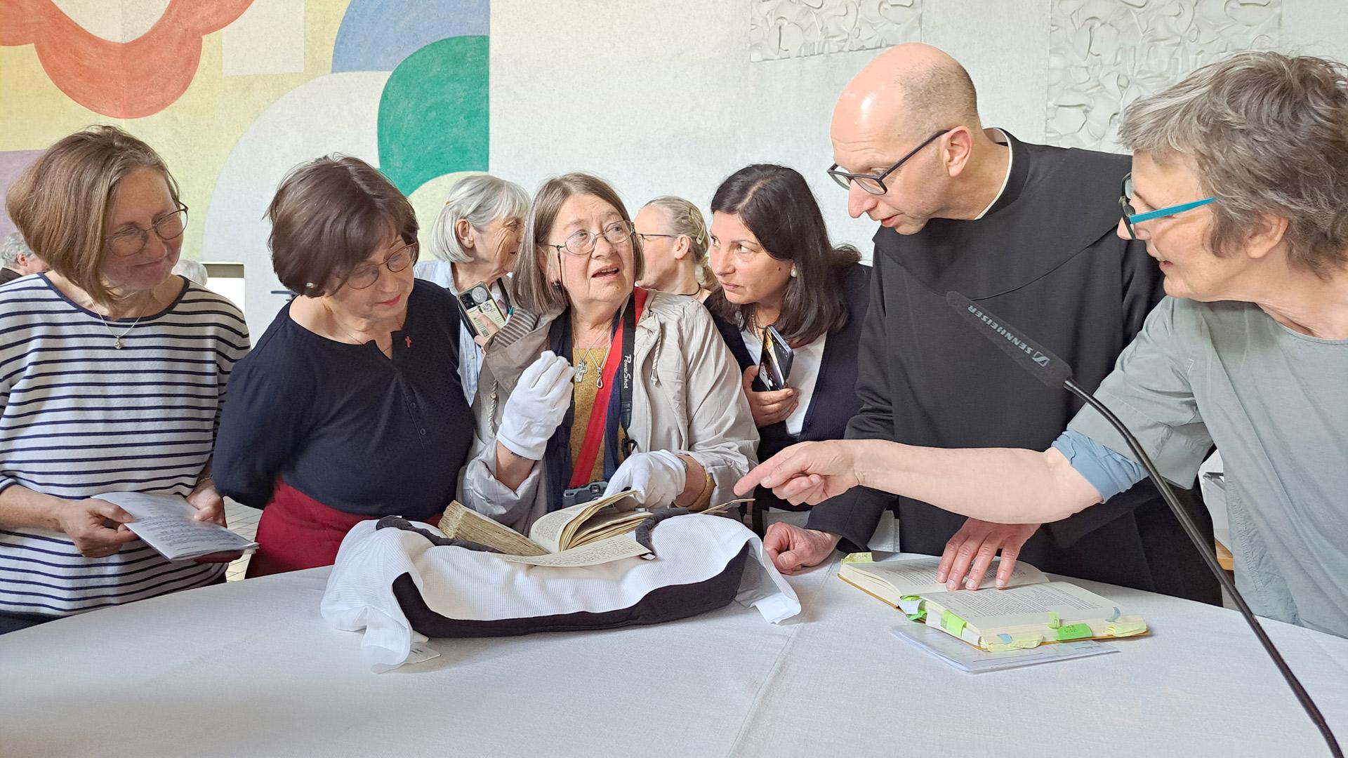 Pilgerinnen mit der Kopie einer Handschrift von Mechthild von Magdeburg