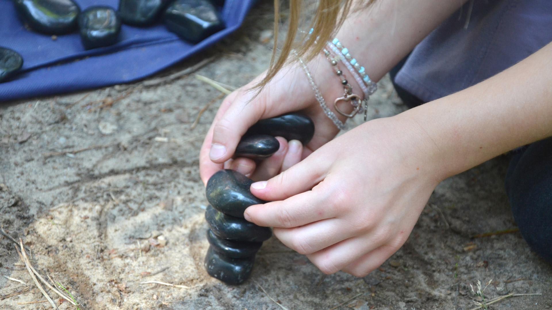 RKW-Kind stapelt Steine