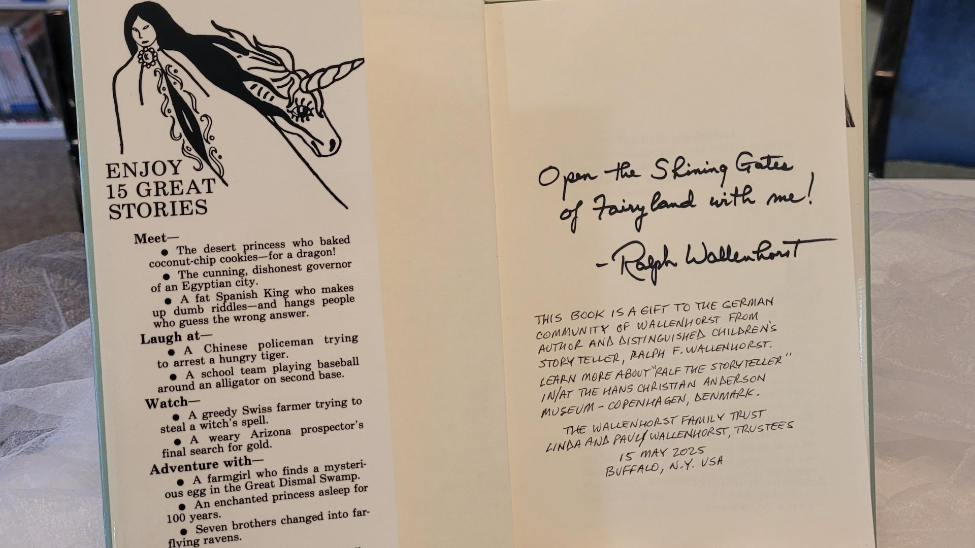 Zu sehen ist ein aufgeschlagenes Buch mit handschriftlichen Bemerkungen