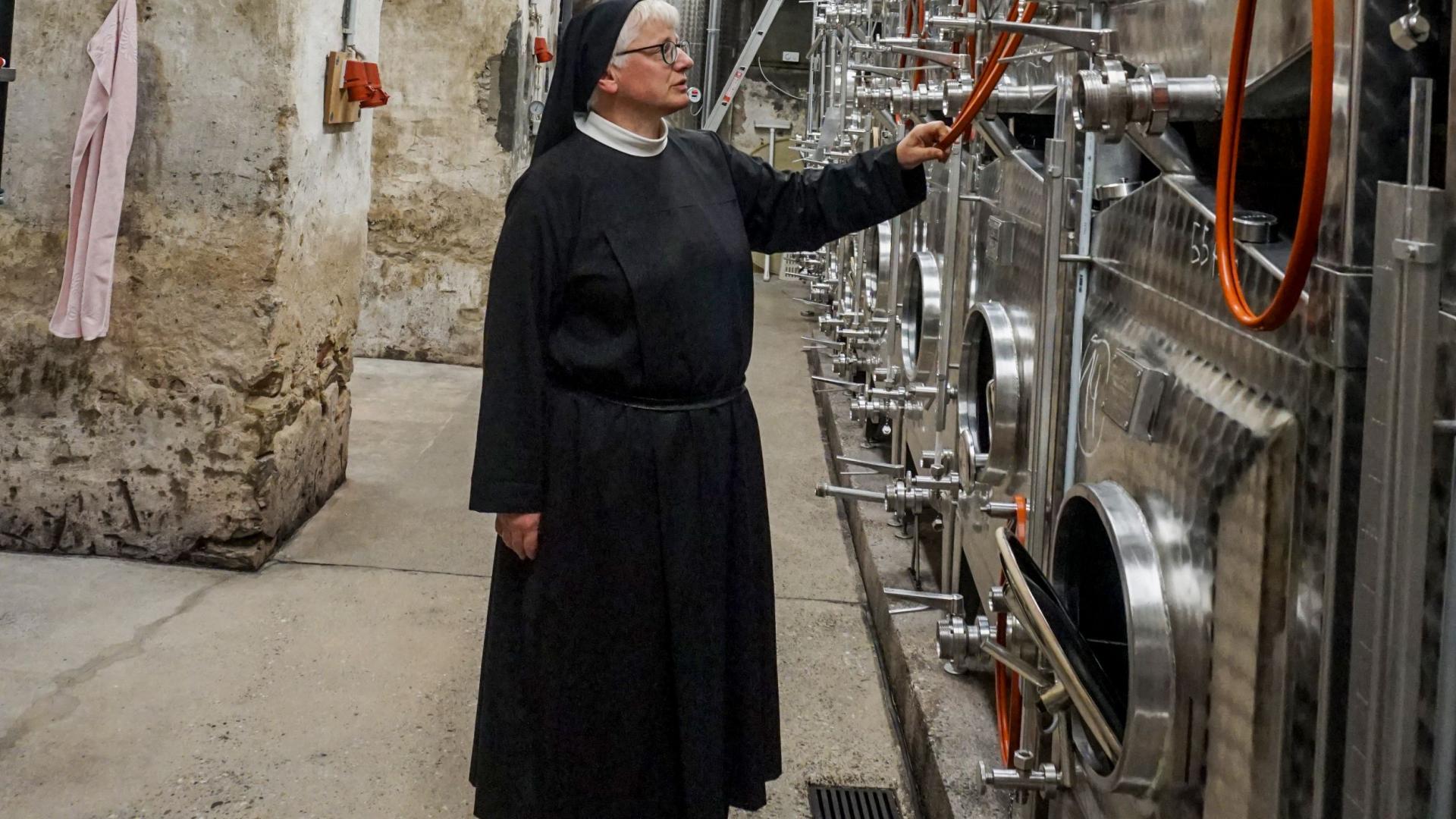Schwester Thekla bei der Weinproduktion