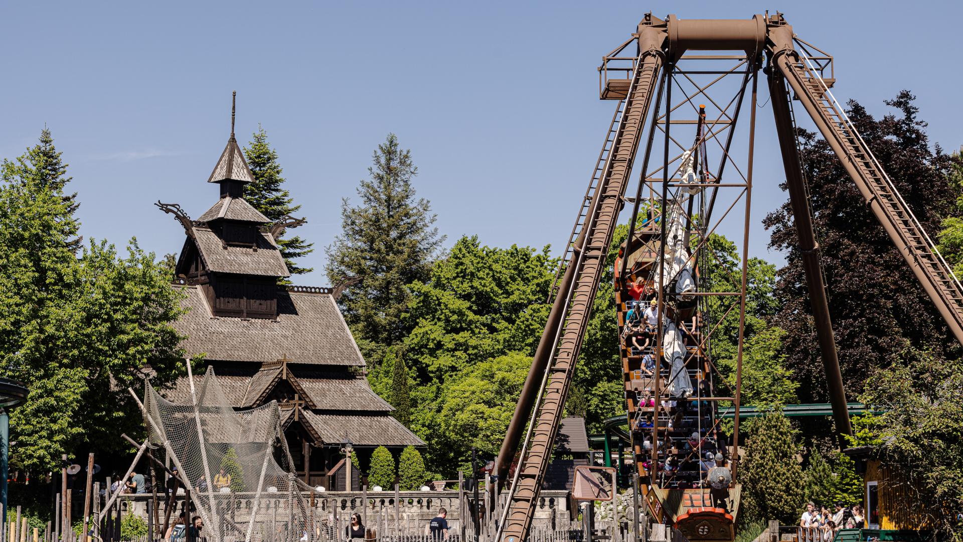 Links ein Kirchengebäude und rechts eine Schaukel