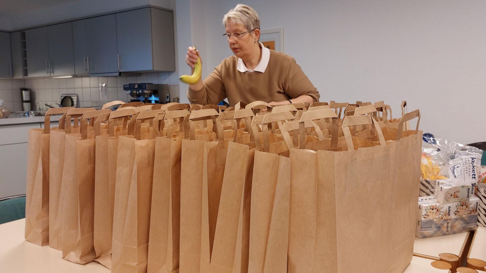 Frühstückstüten werden befüllt