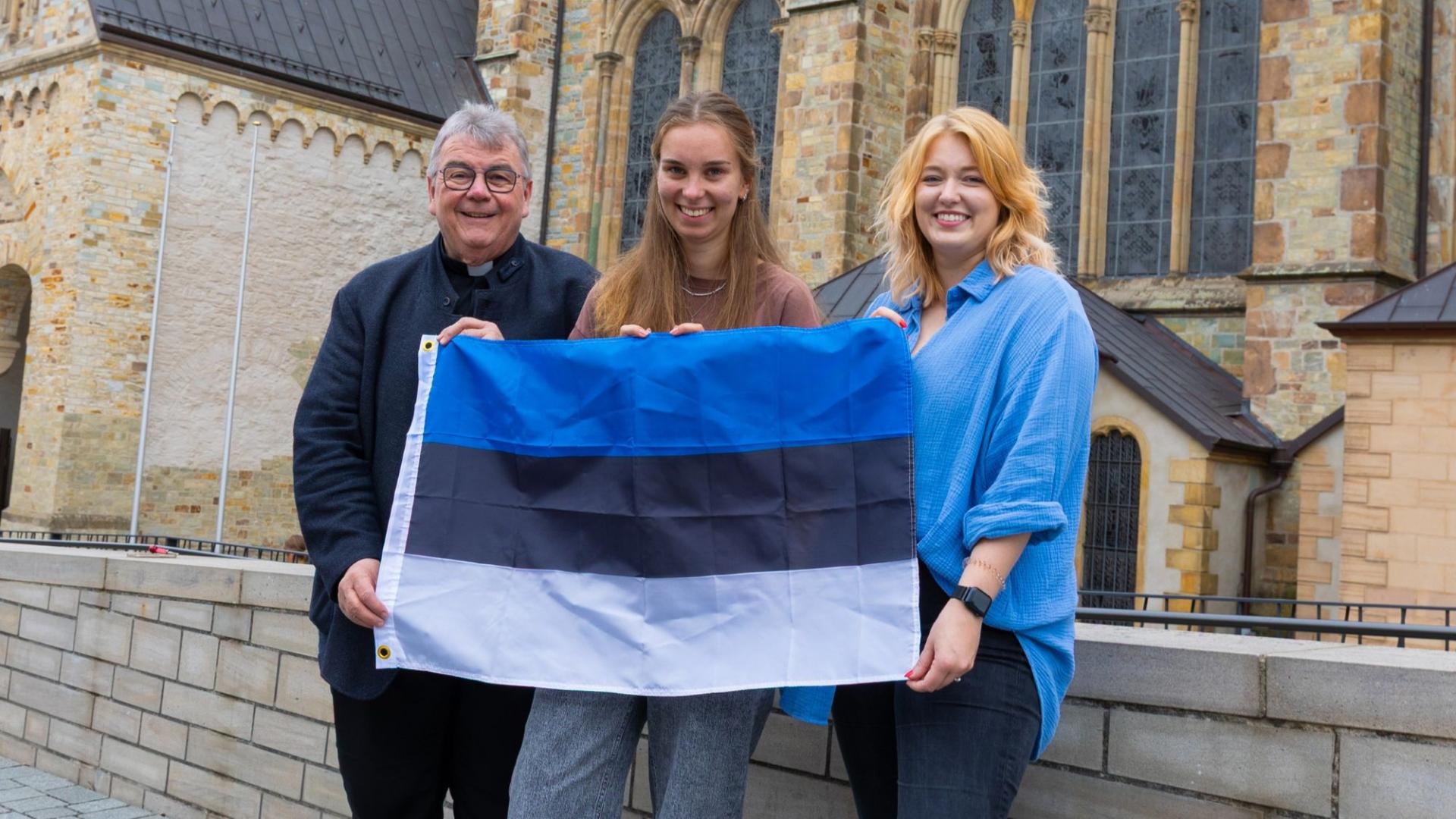 Praktikantin mit Estland-Fahne