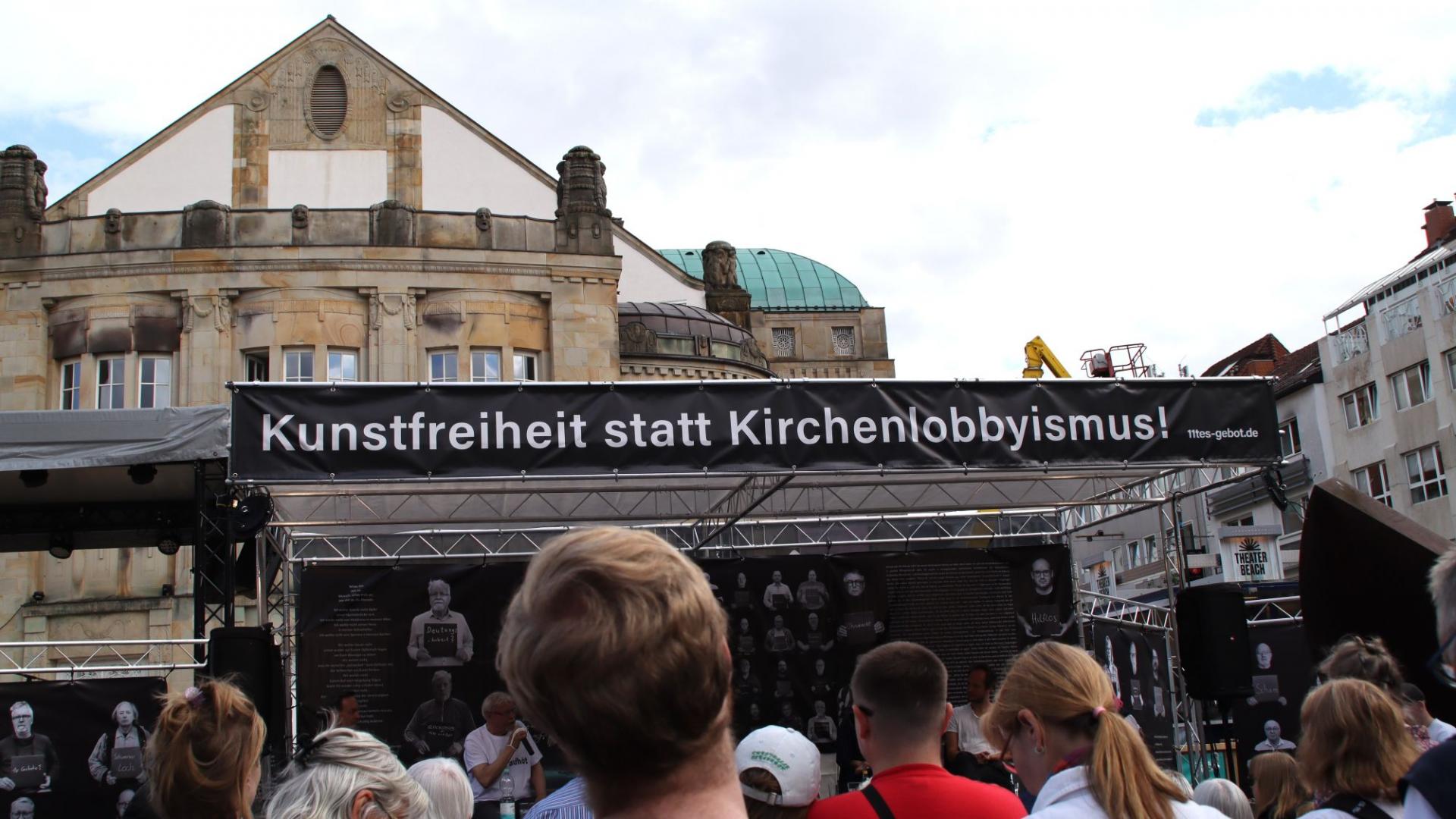 Demo vor dem Osnabrücker Theater