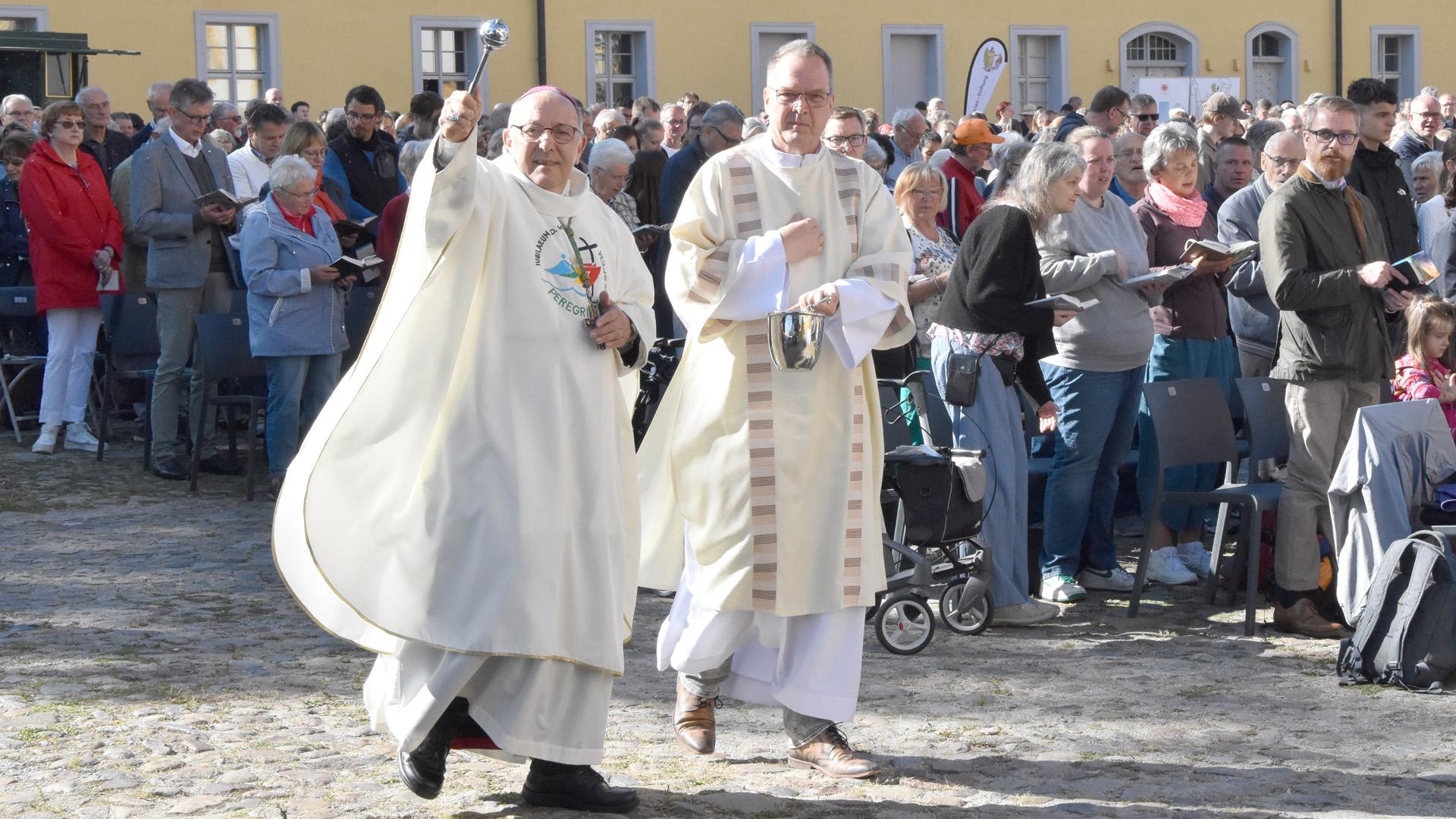 Bischof Wolfgang Ipolt beim Asperges