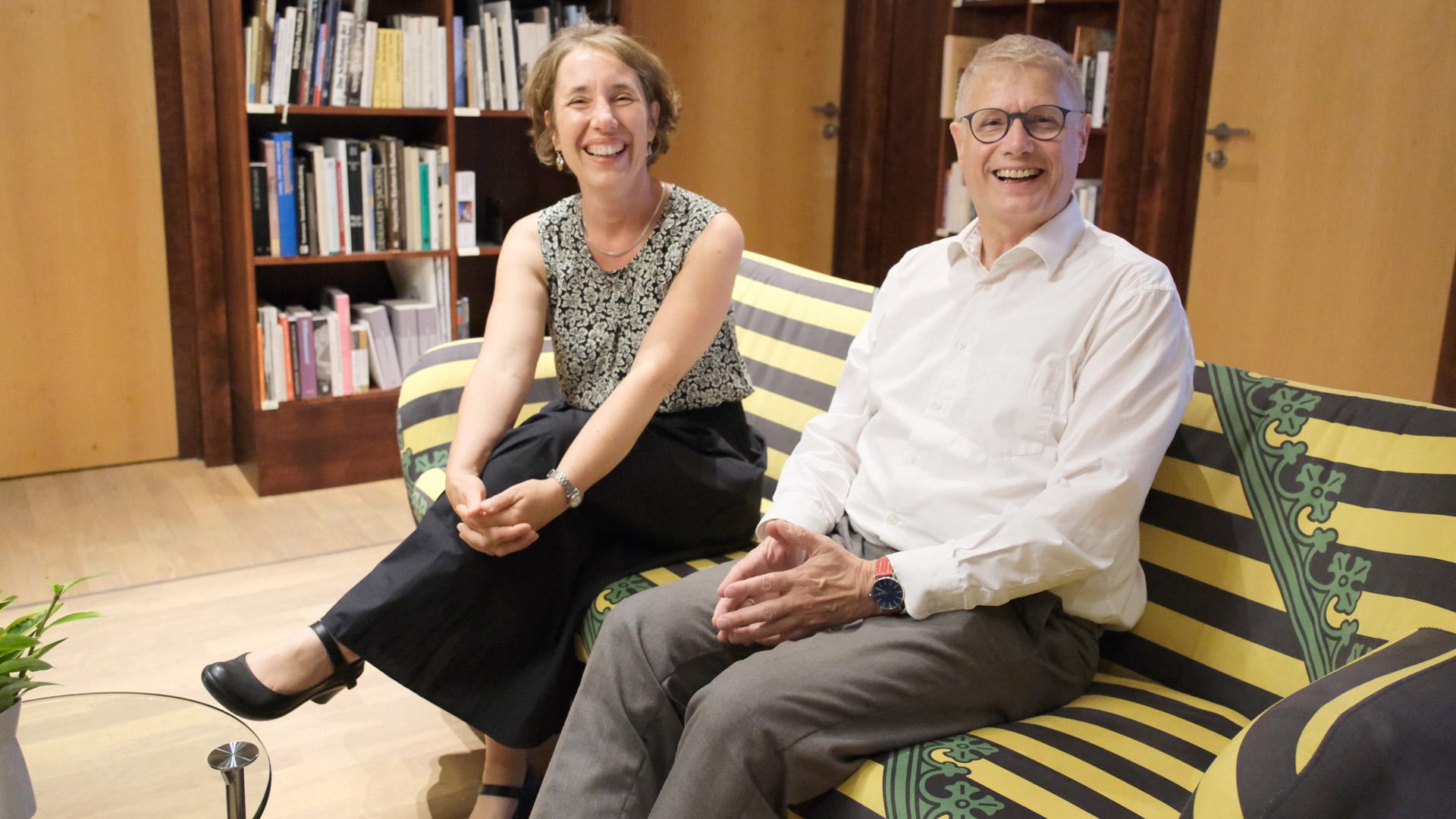 Ulrike Irrgang und Pfarrer Stephan Bickhardt auf dem Sachsensofa