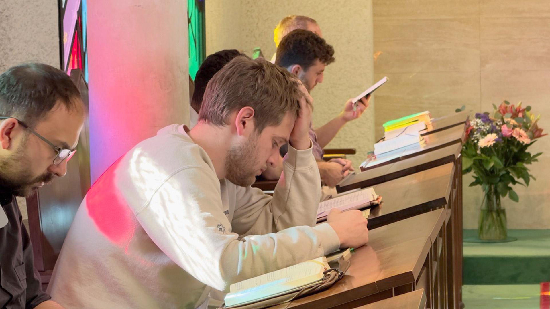 Priesteramtskandidaten beten die Laudes