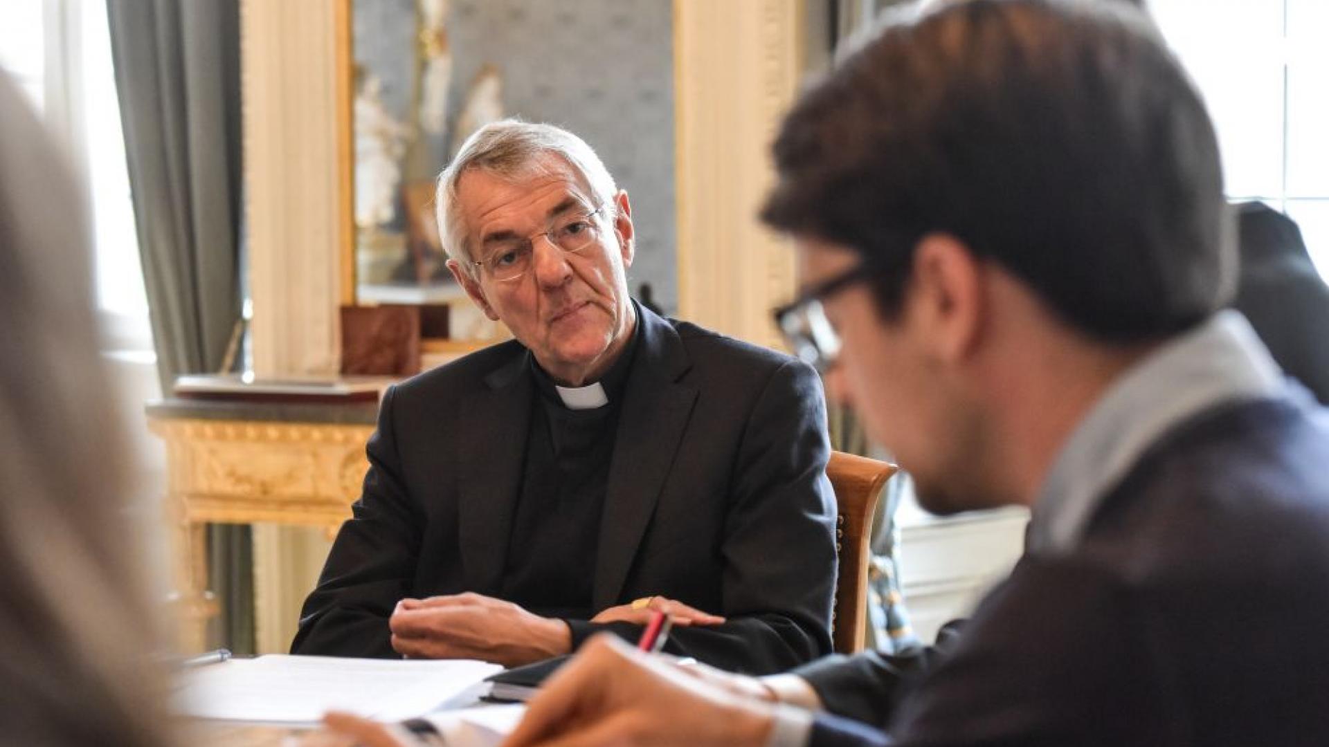  Der frühere Bamberger Erzbischof Ludwig Schick hört bei einer Konferenz aufmerksam zu.