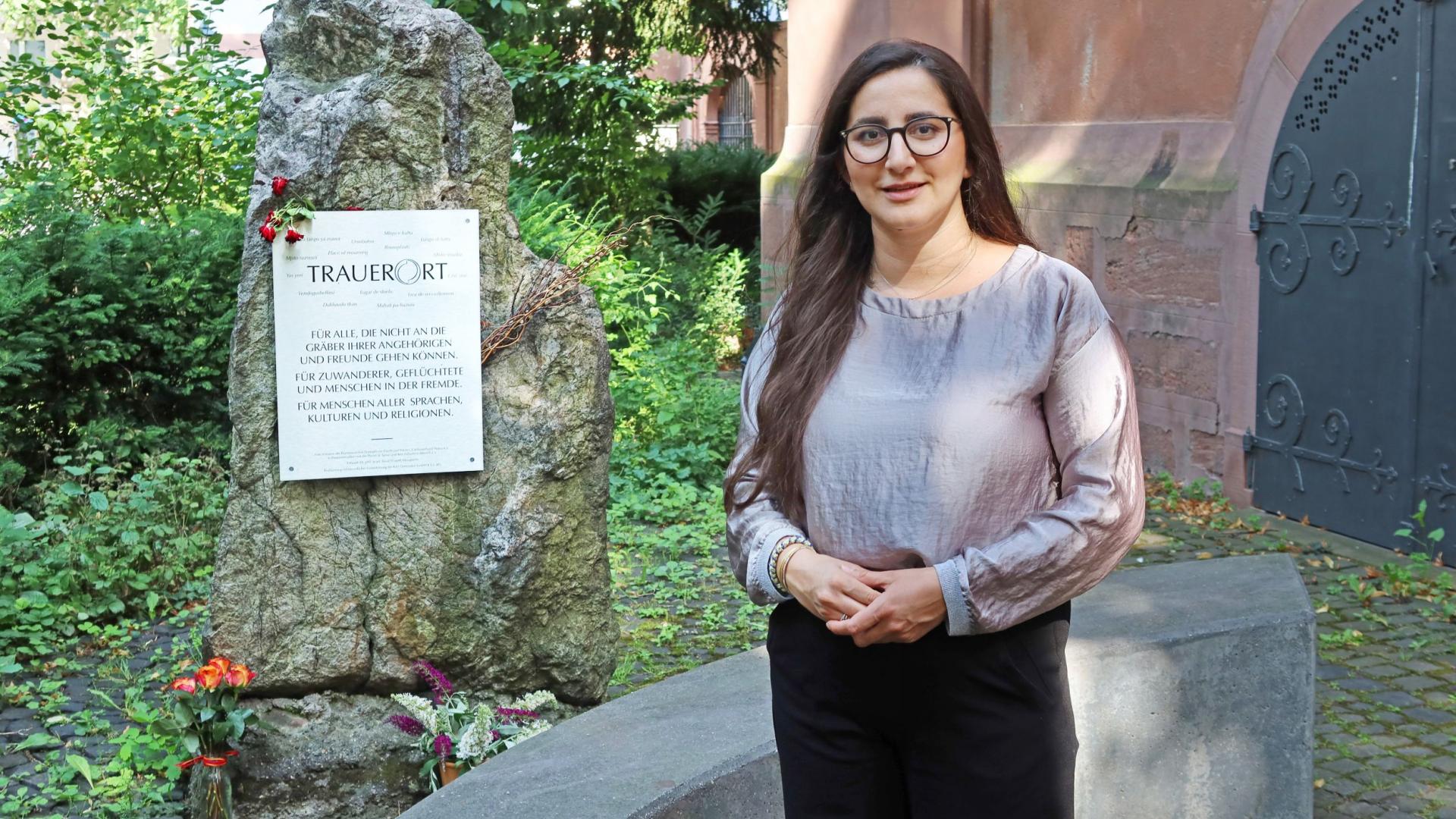 Caritas-Mitarbeiterin Elvan Zengin am Trauerort für Menschen, deren Gräber ihrer Angehörigen weit weg sind.