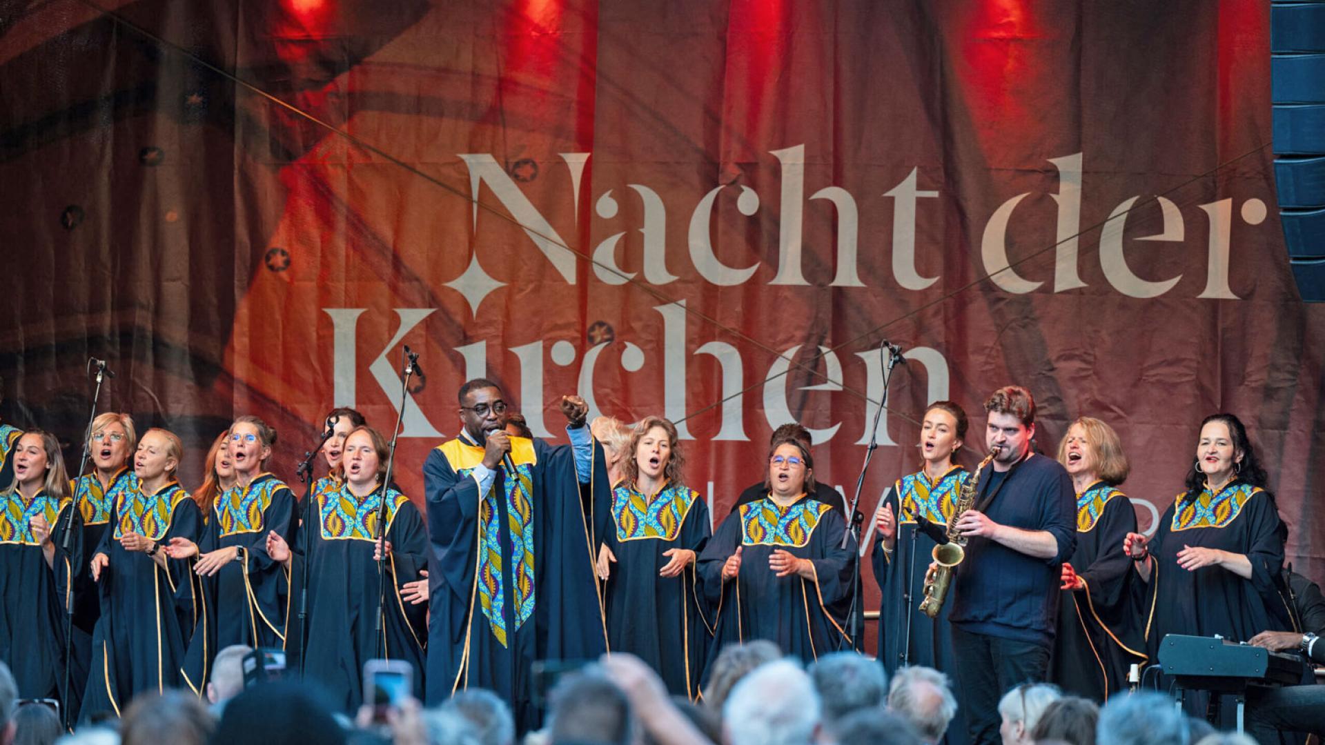 Ein Chor singt bei der Nacht der Kirchen.