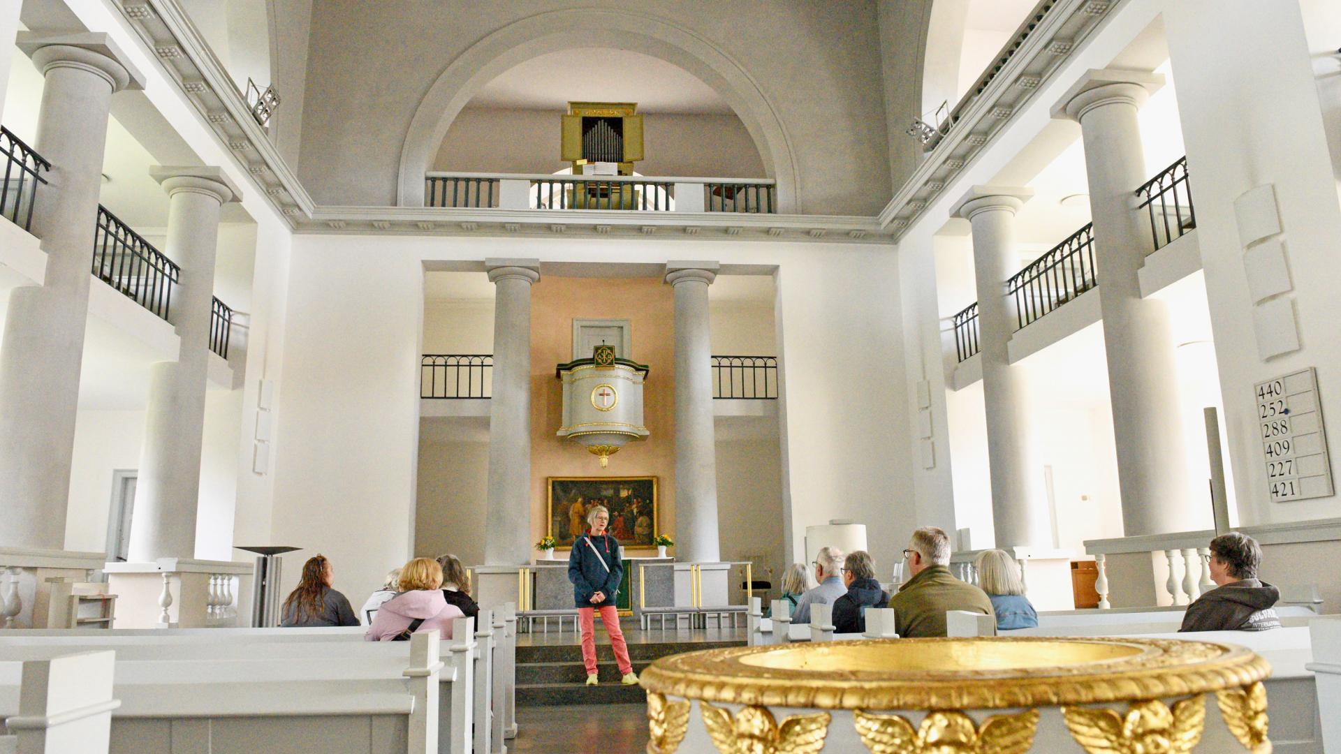 Blick in einen Kirchenraum.