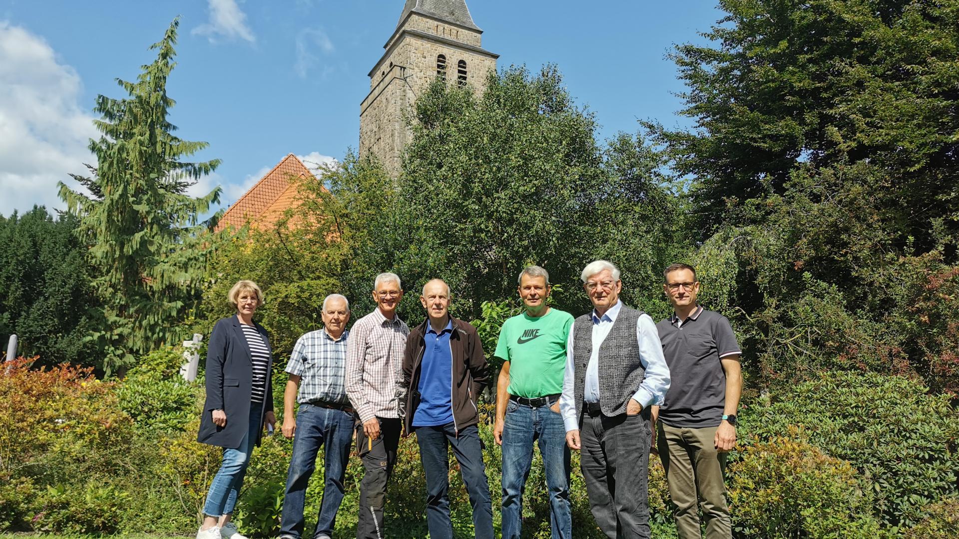 Sechs Männer vor einer Kirche