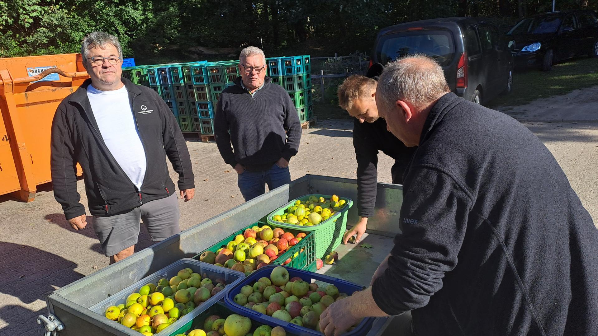 Männer mit Apfelkisten