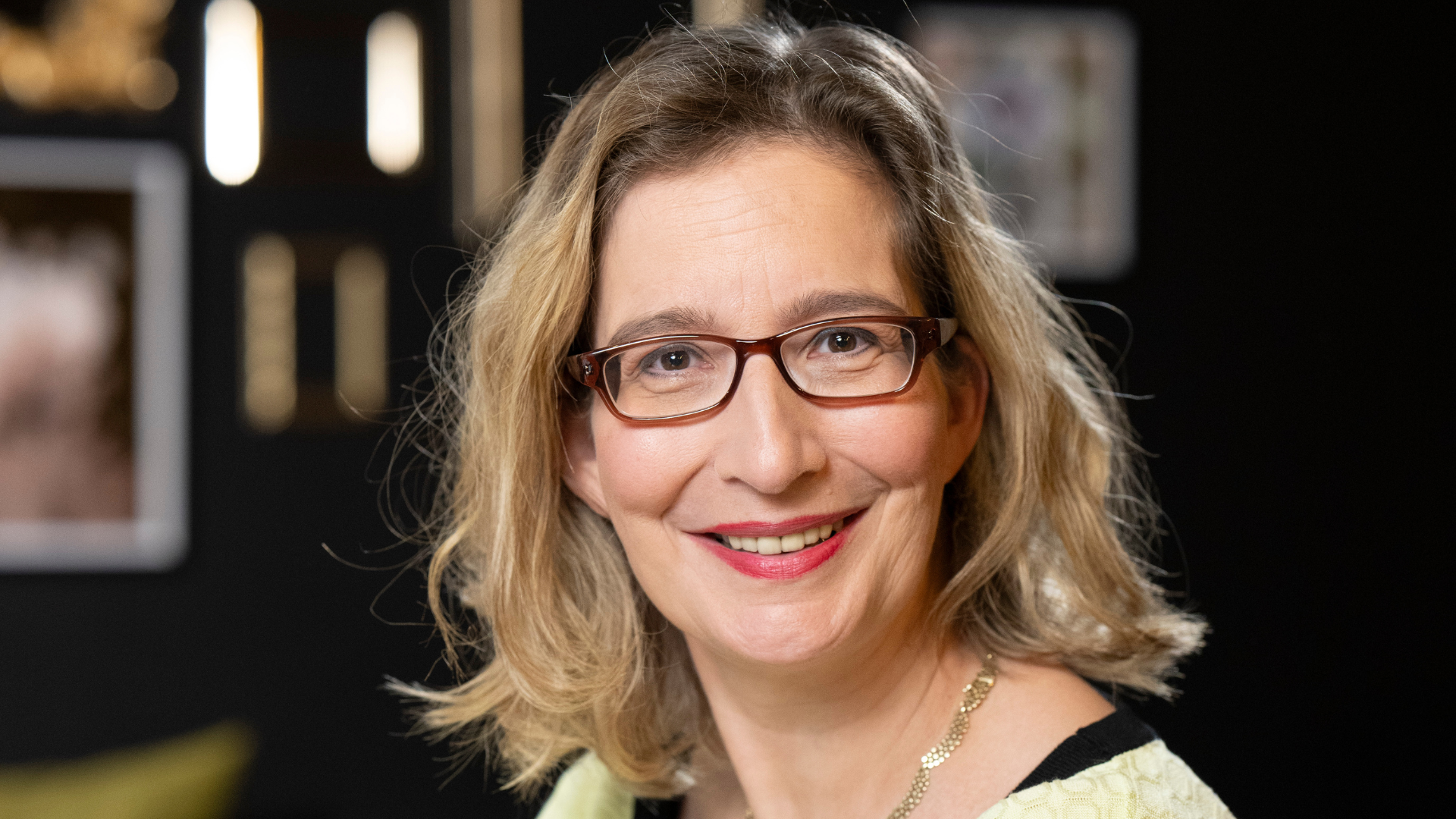 Eine Frau mit Brille