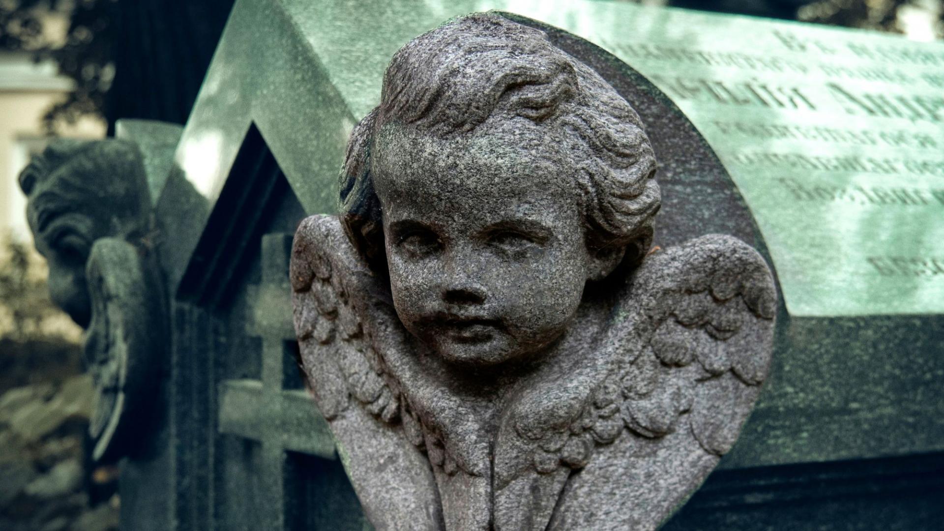 Grab mit Engelsfigur