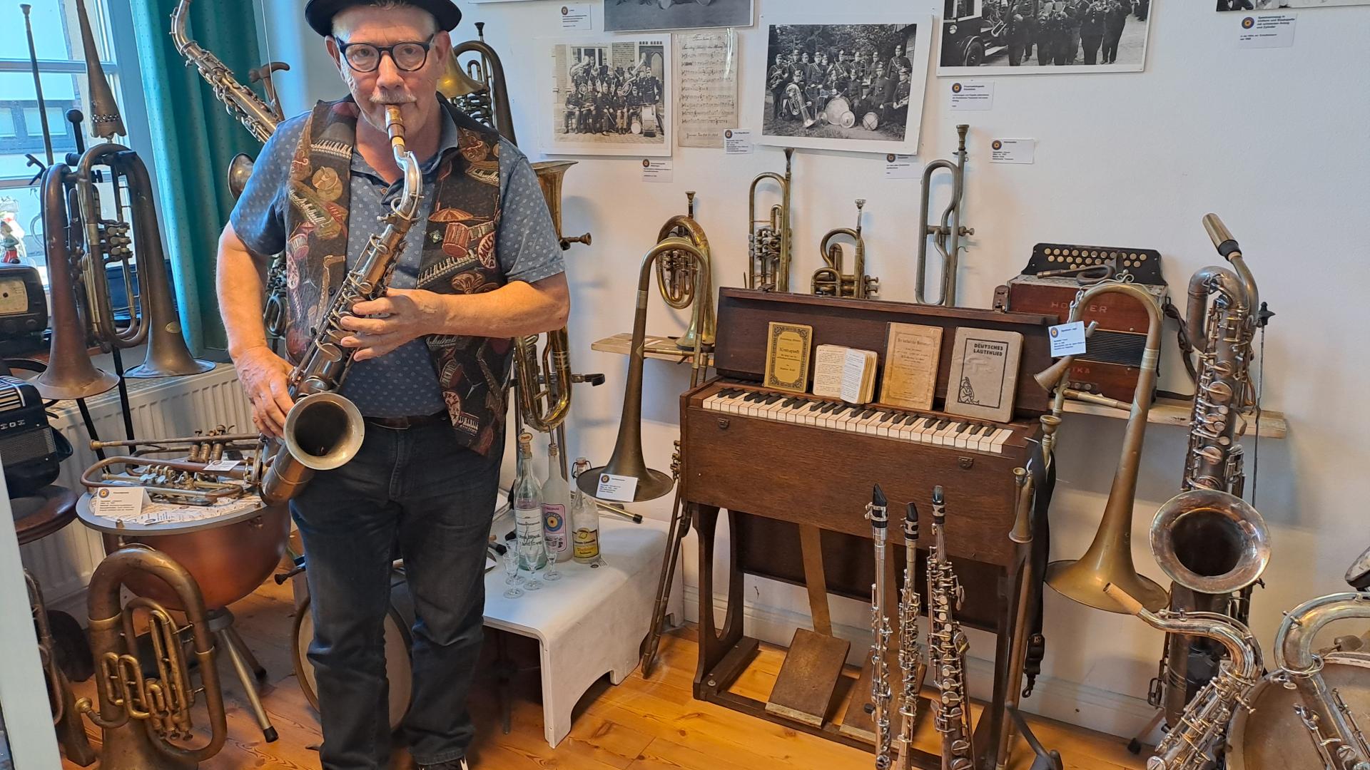 Ein Mann spielt Saxophon