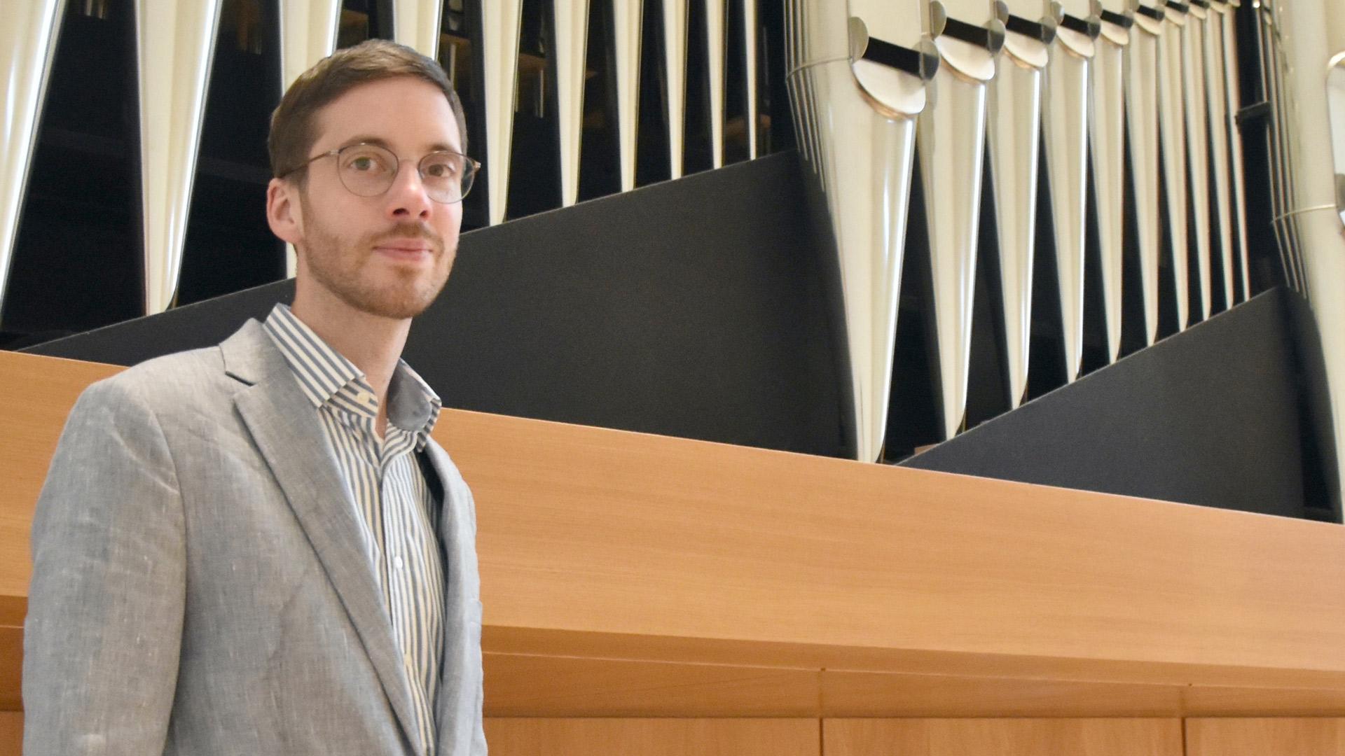 Jacobus Gladziwa vor der Orgel in der Leipziger Propstei