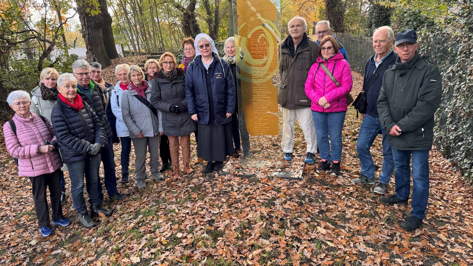 eine Gruppe vor einer Stele