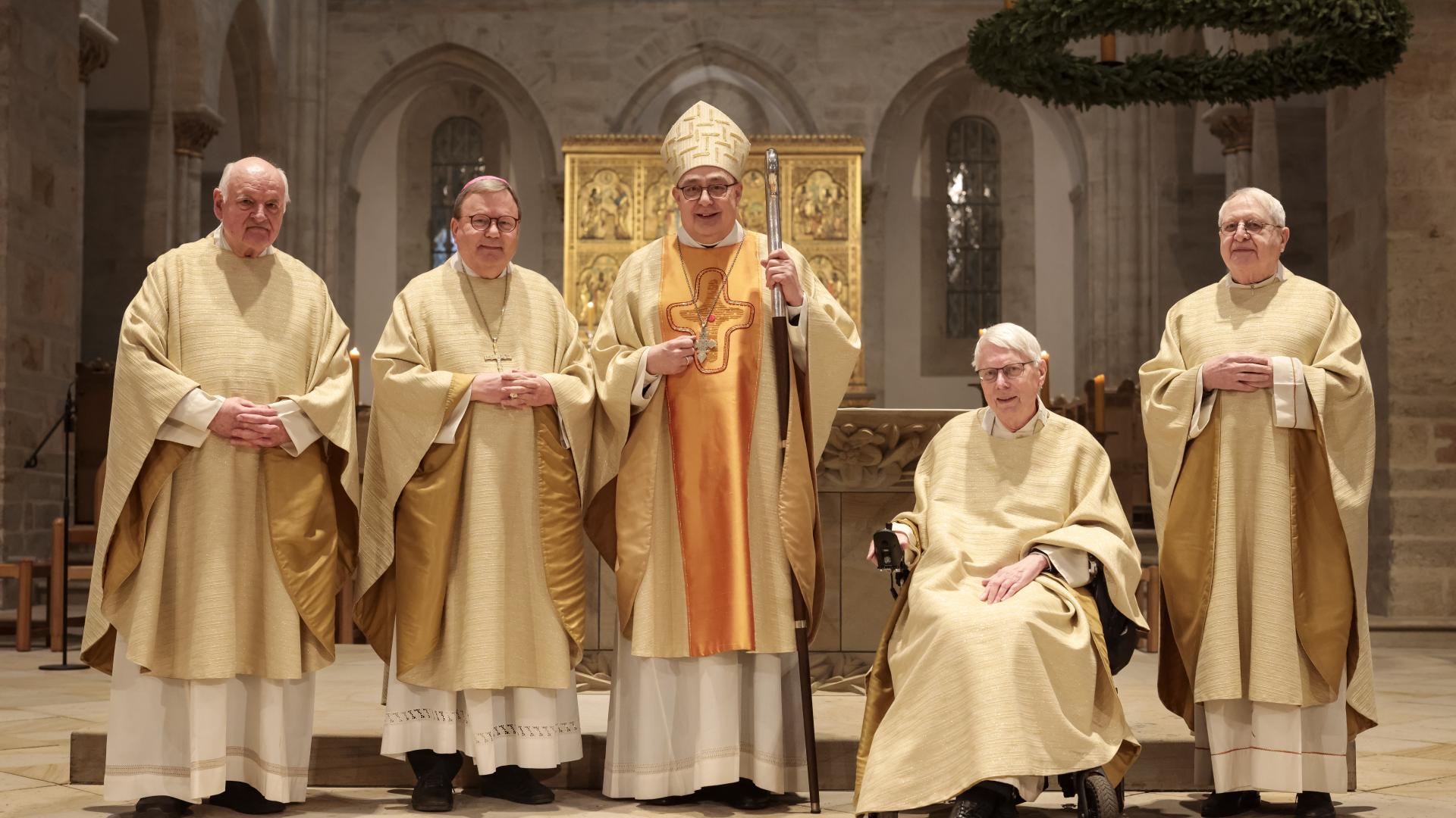 Fünf Priester haben sich vor dem Hochaltar im Osnabrücker Dom versammelt