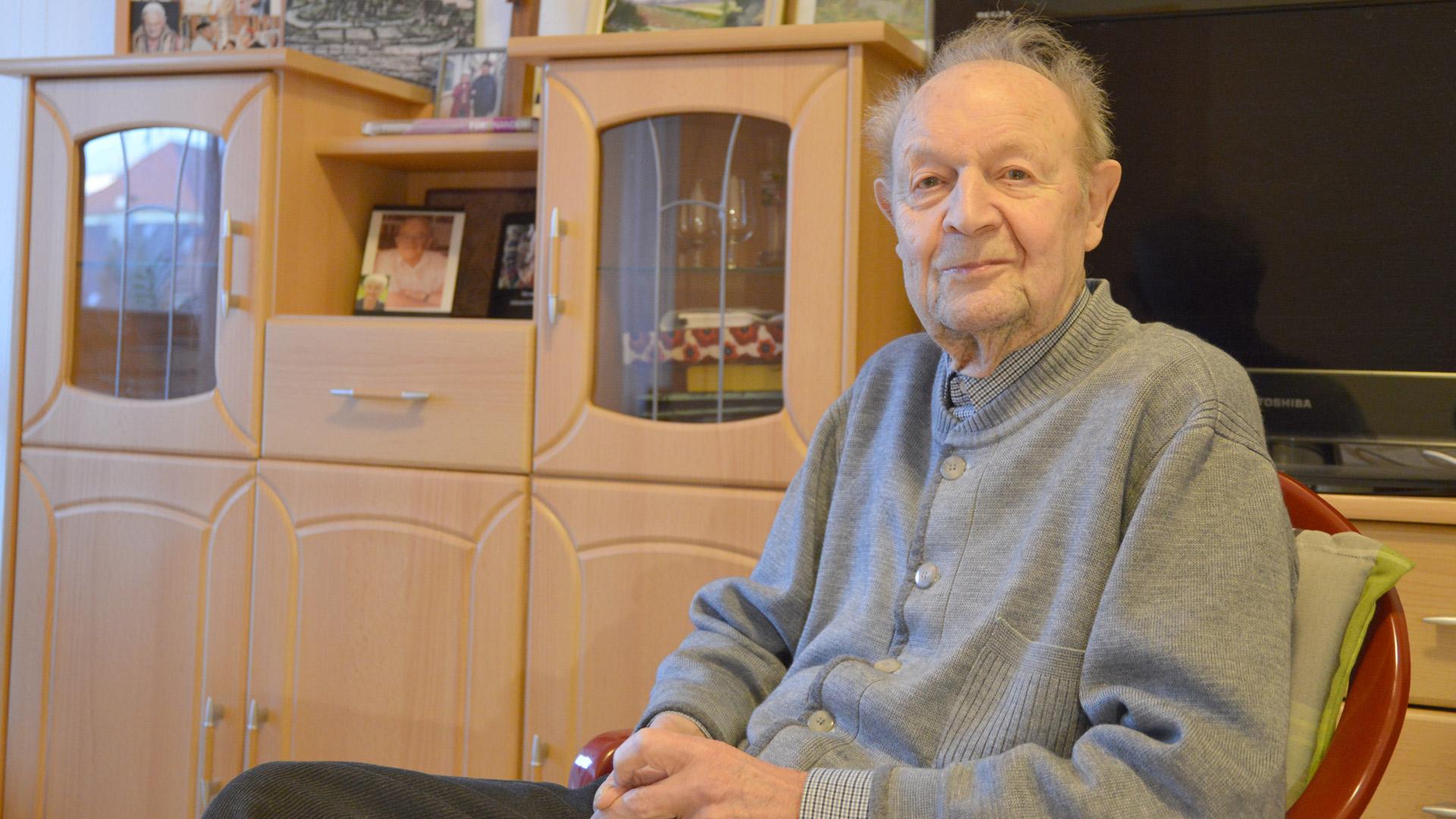 Franz Georg Friemel in seinem Zimmer