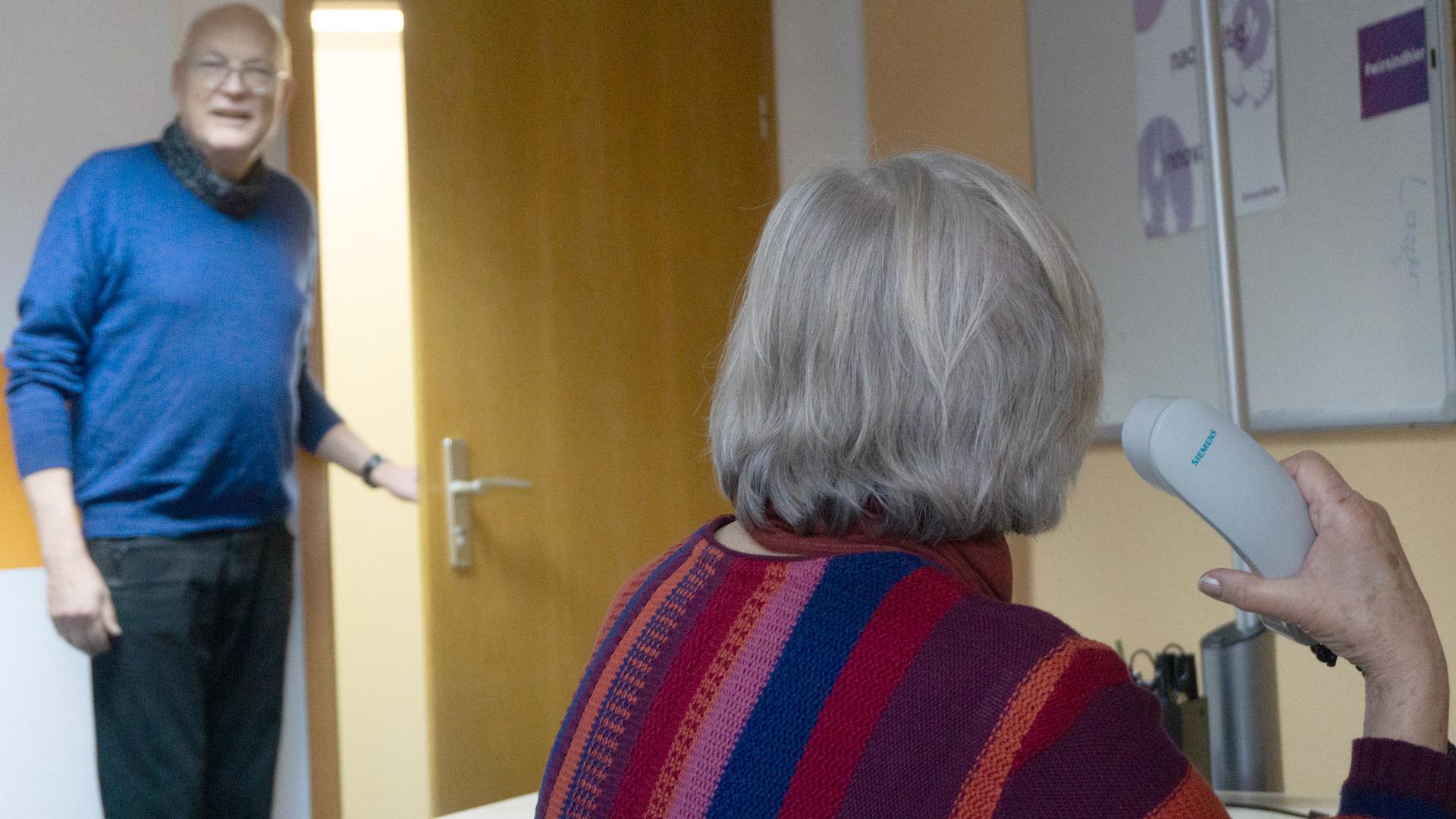 Im Büro der Telefonseelsorge Dresden