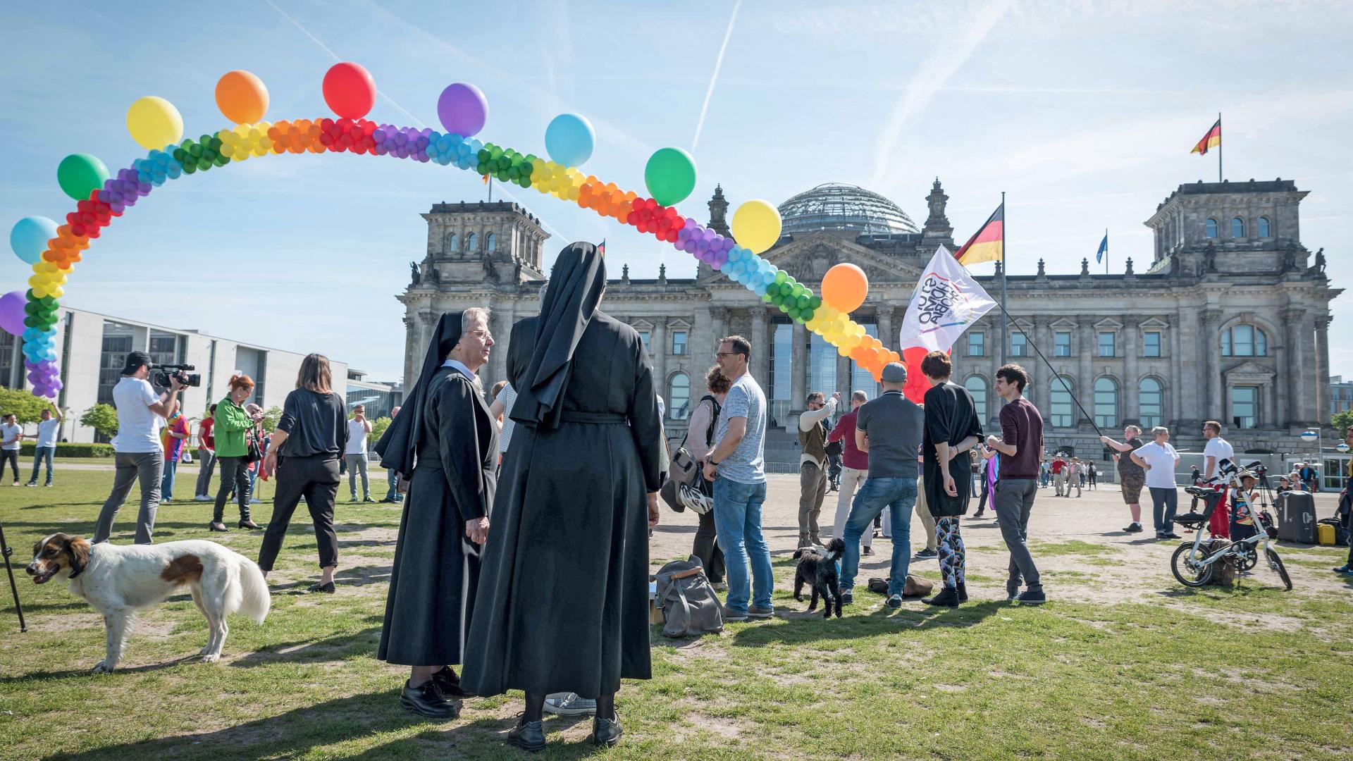 Die zwei Schwestern auf dem CSD.