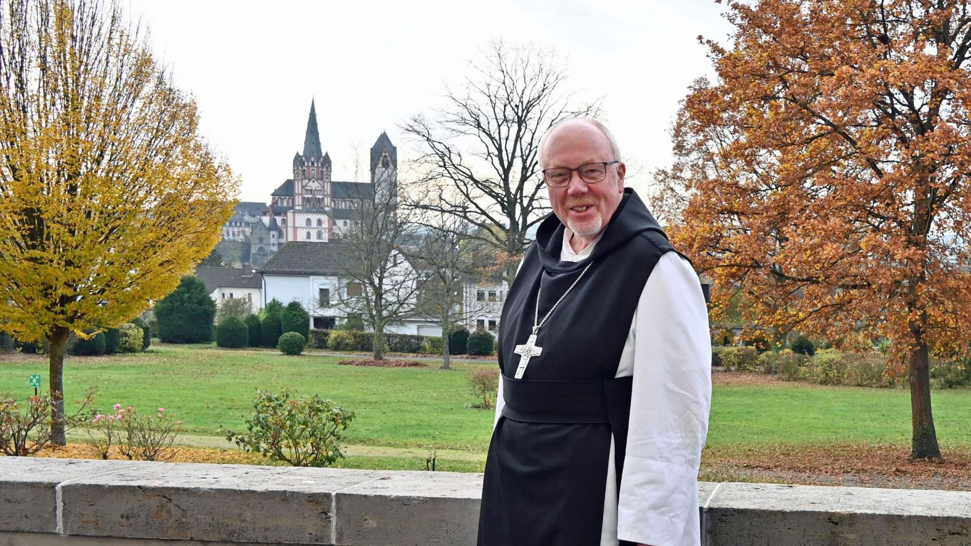 Pater Ignatius, im Hintergrund der Dom von Limburg