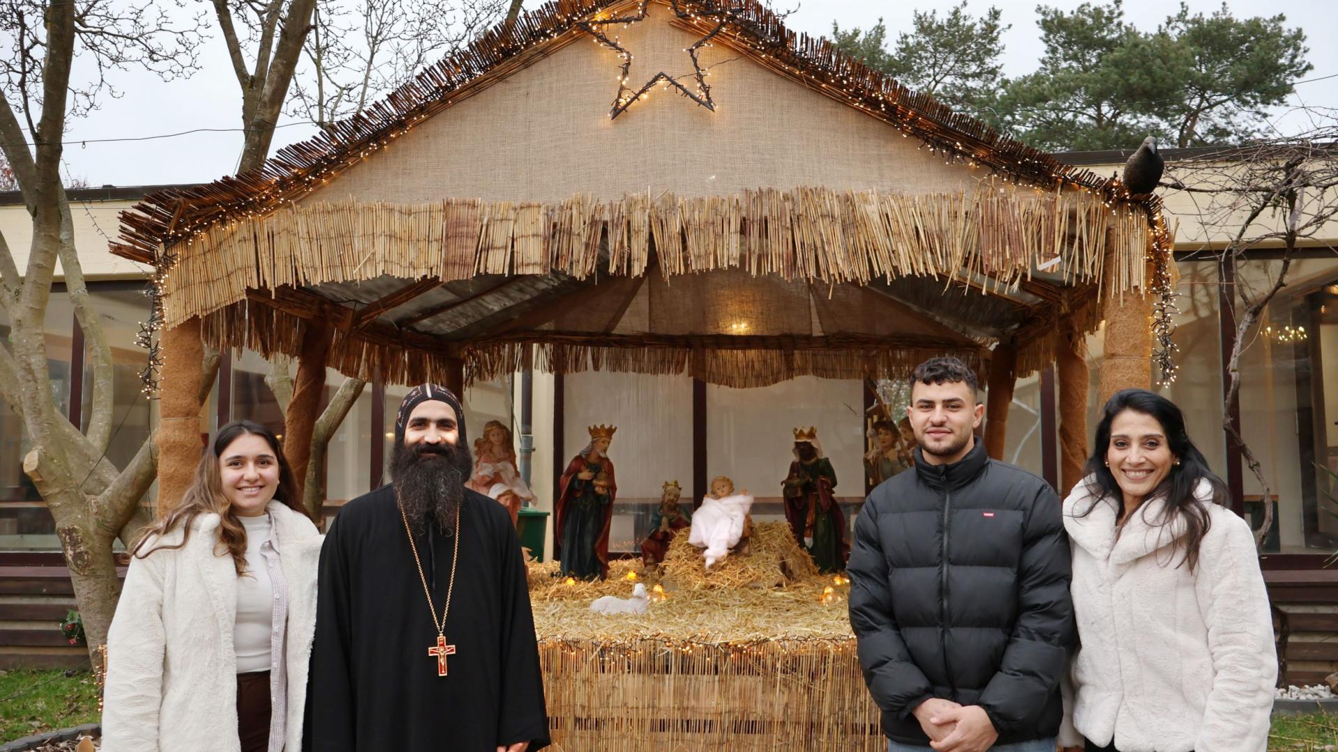 Koptische Gemeindemitglieder vor der Krippe