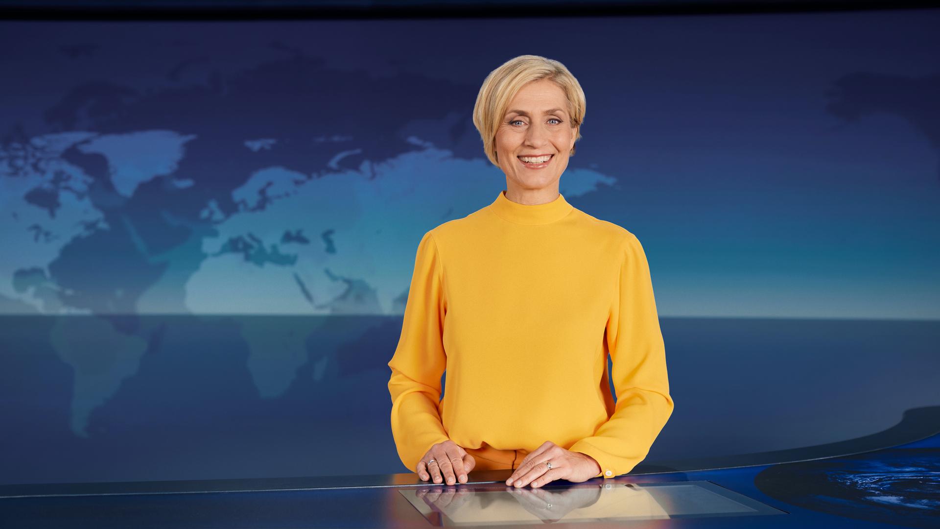 Susanne Stichler im Porträt, hinter ihr ist das blaue Logo der Tagesschau zu sehen.