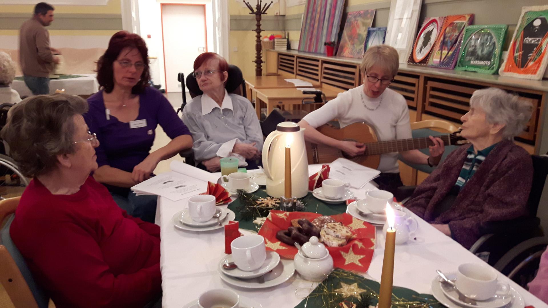 Gemeinsamer Gesang: Bewohnerinnen des Elisabeth-Stifts in Berlin. 