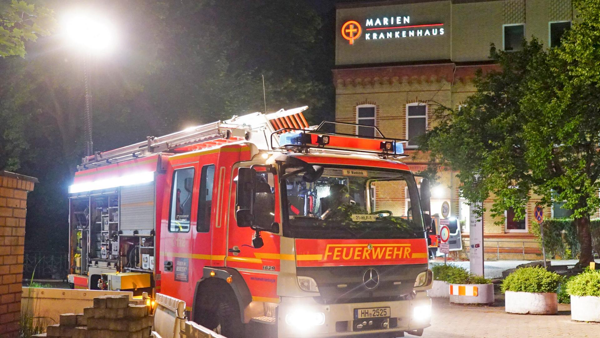 Feuerwehrauto vor dem Marienkrankenhaus.