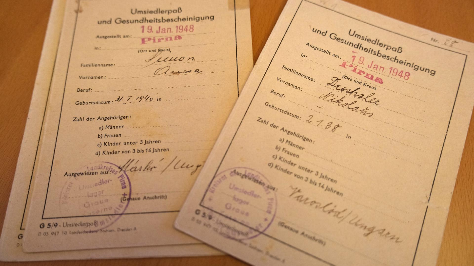 Umsiedlerpässe von zwei Ungarndeutschen