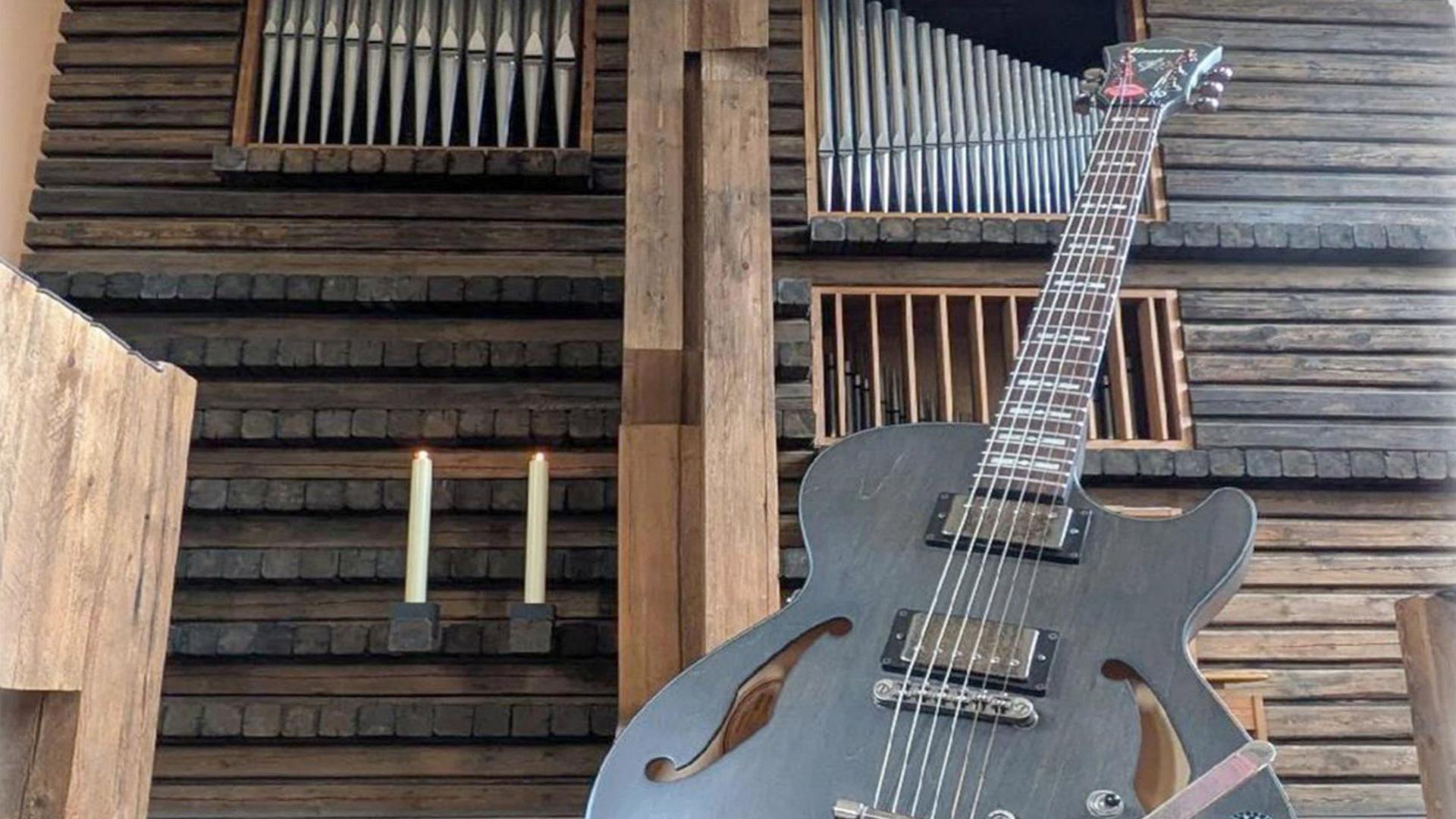 eine Gitarre in einer Kirche