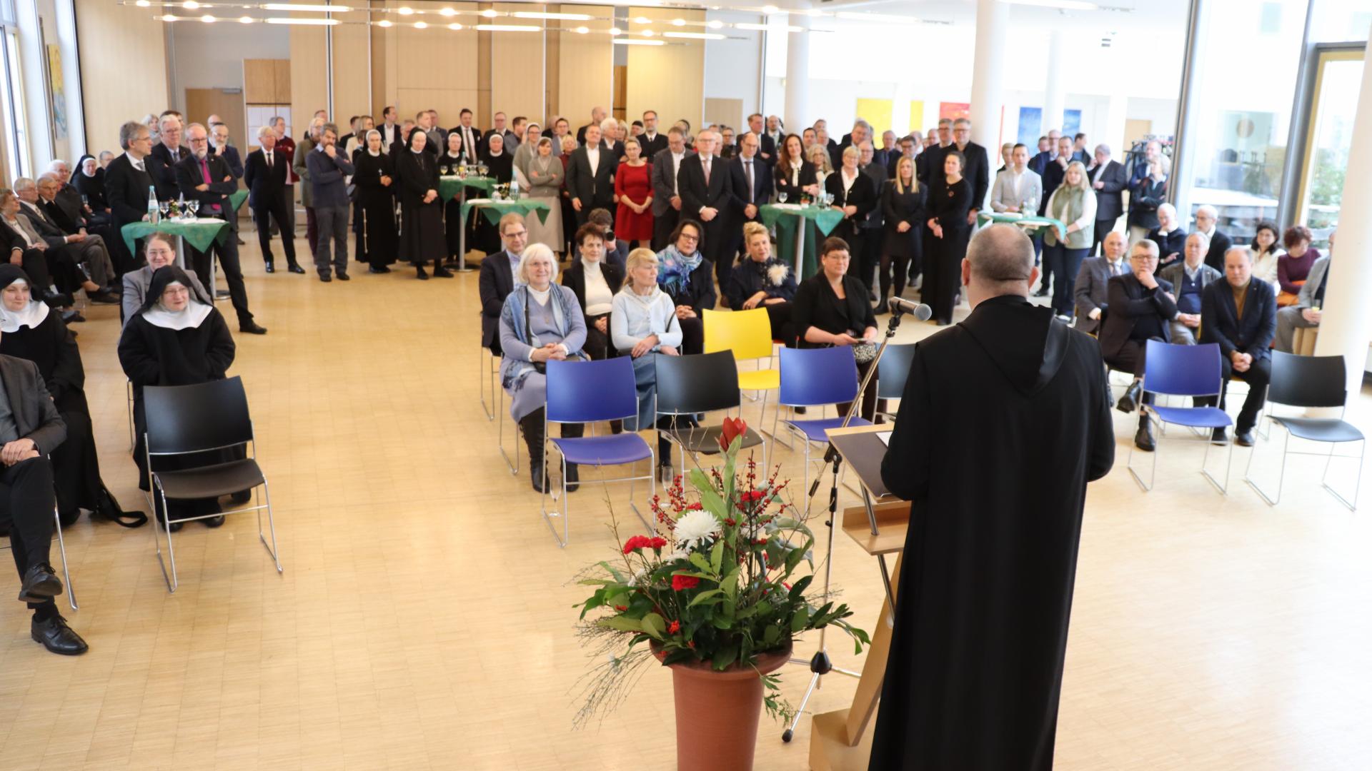 Blick auf Bischof Domincus am Rednerpult mit Blick auf eine große Menschenmenge