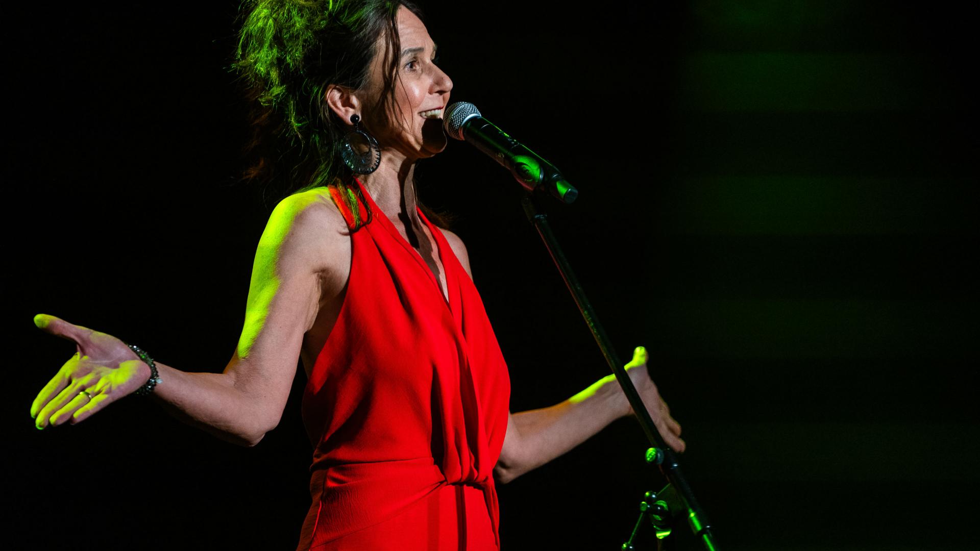 eine Frau im roten Kleid