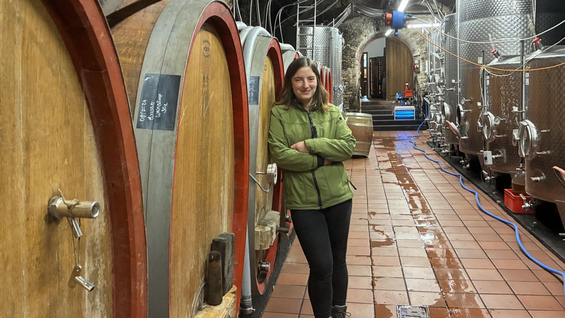 Mariett Schmoranz vor den Weinfässern