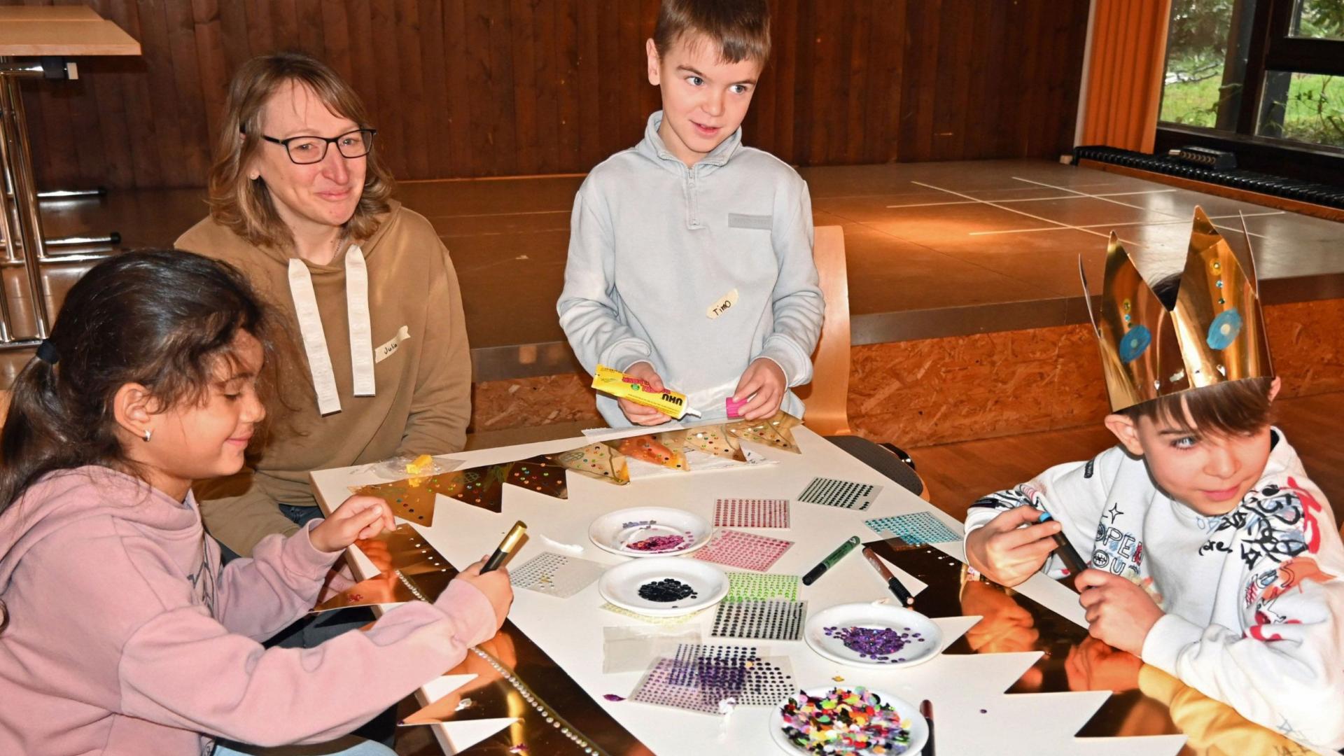 Sternsinger basteln ihre Kronen