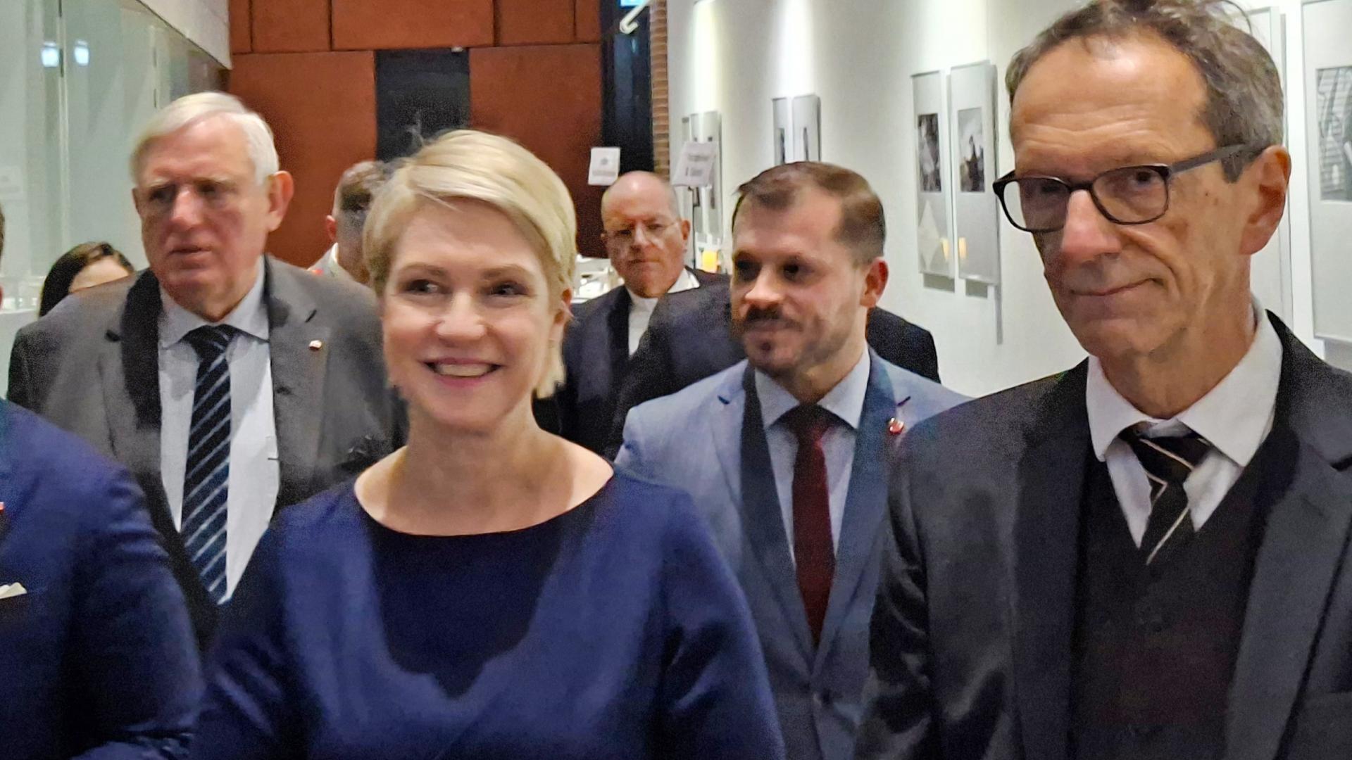 Zu sehen sind der CDU-Politiker Karl-Josef Laumann, SPD-Ministerpräsidentin Manuela Schwesig und Gastgeber Matthias Crone.