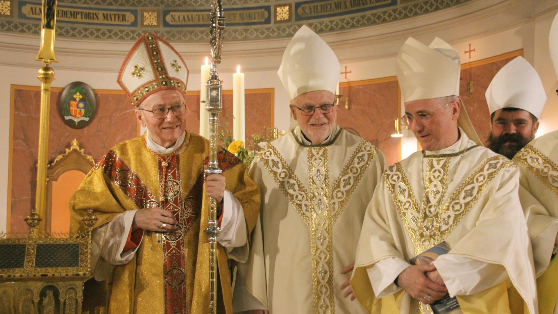 Kardinalstaatssekretär Pietro Parolin, der schwedische Kardinal Anders Arborelius, Erzbischof Stefan Heße und der isländische Bischof Dávid Barti-mej Tencer (v.li.) nach dem Gottesdienst in Kopenhagen.