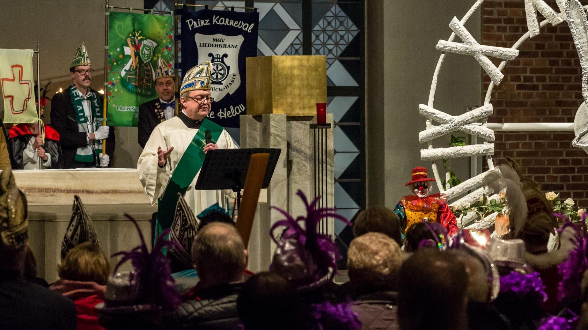 Diakon hält Büttenpredigt