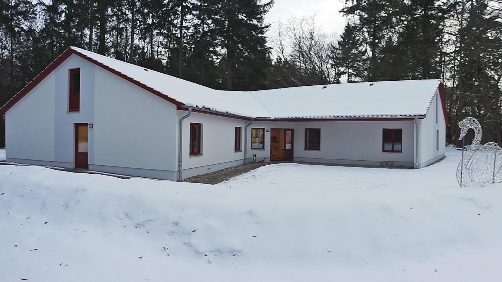 Zu sehen ist ein weißes Gebäude.