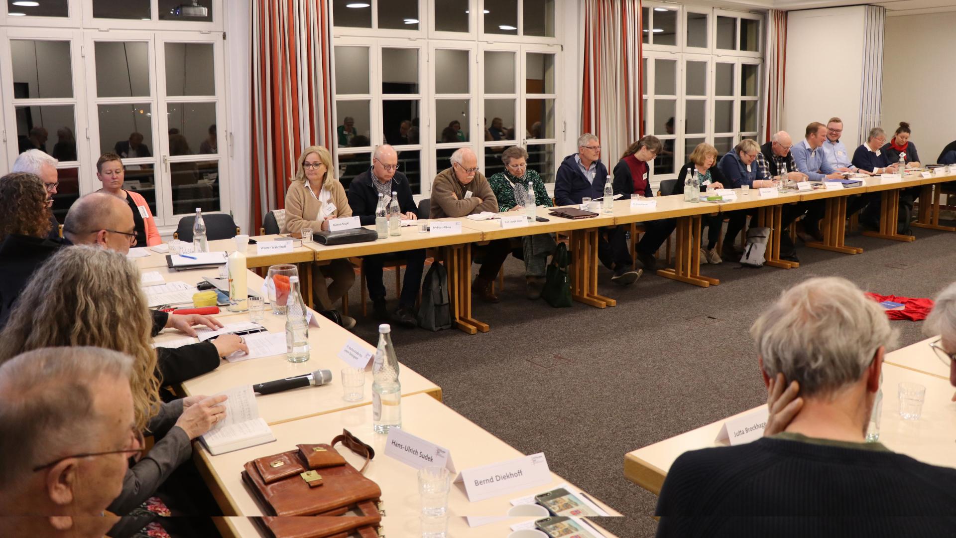 Abgeordnete sitzen an einer langen Tischreihe