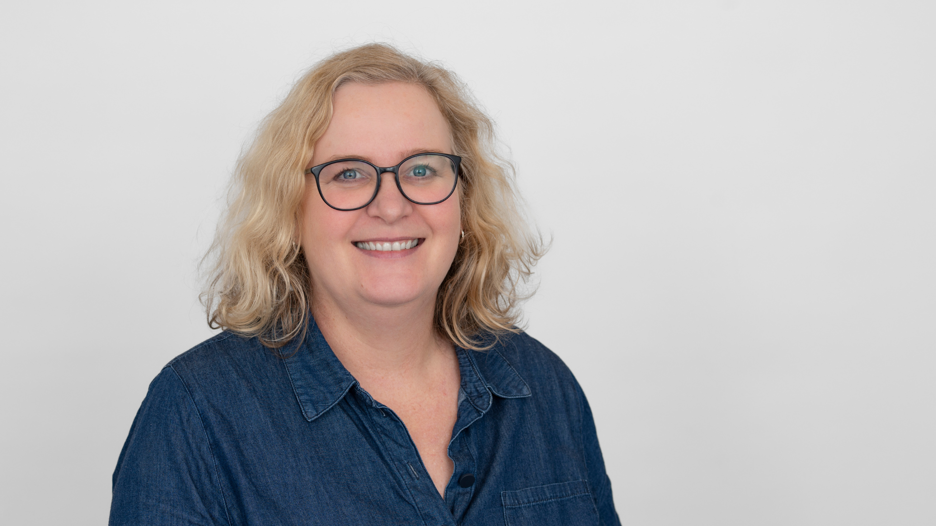 Frau vor grauem Hintergrund