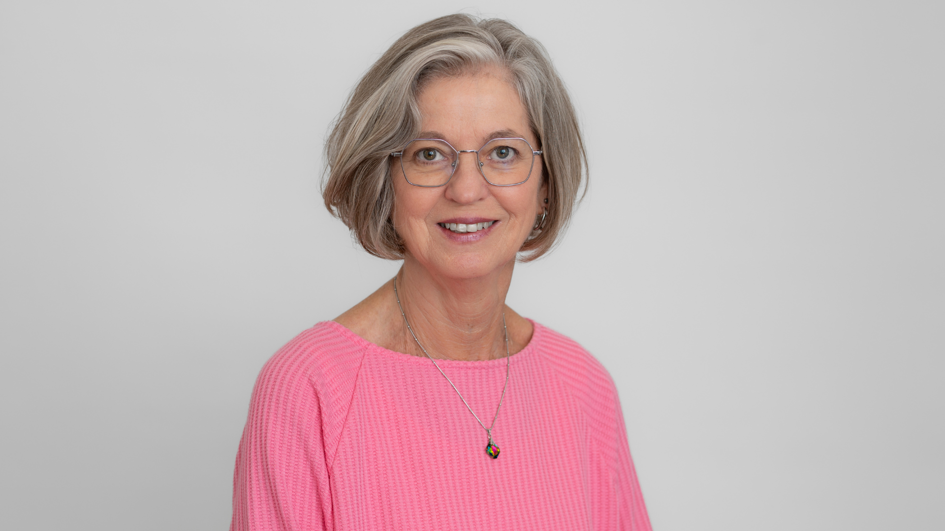 Frau vor grauem Hintergrund