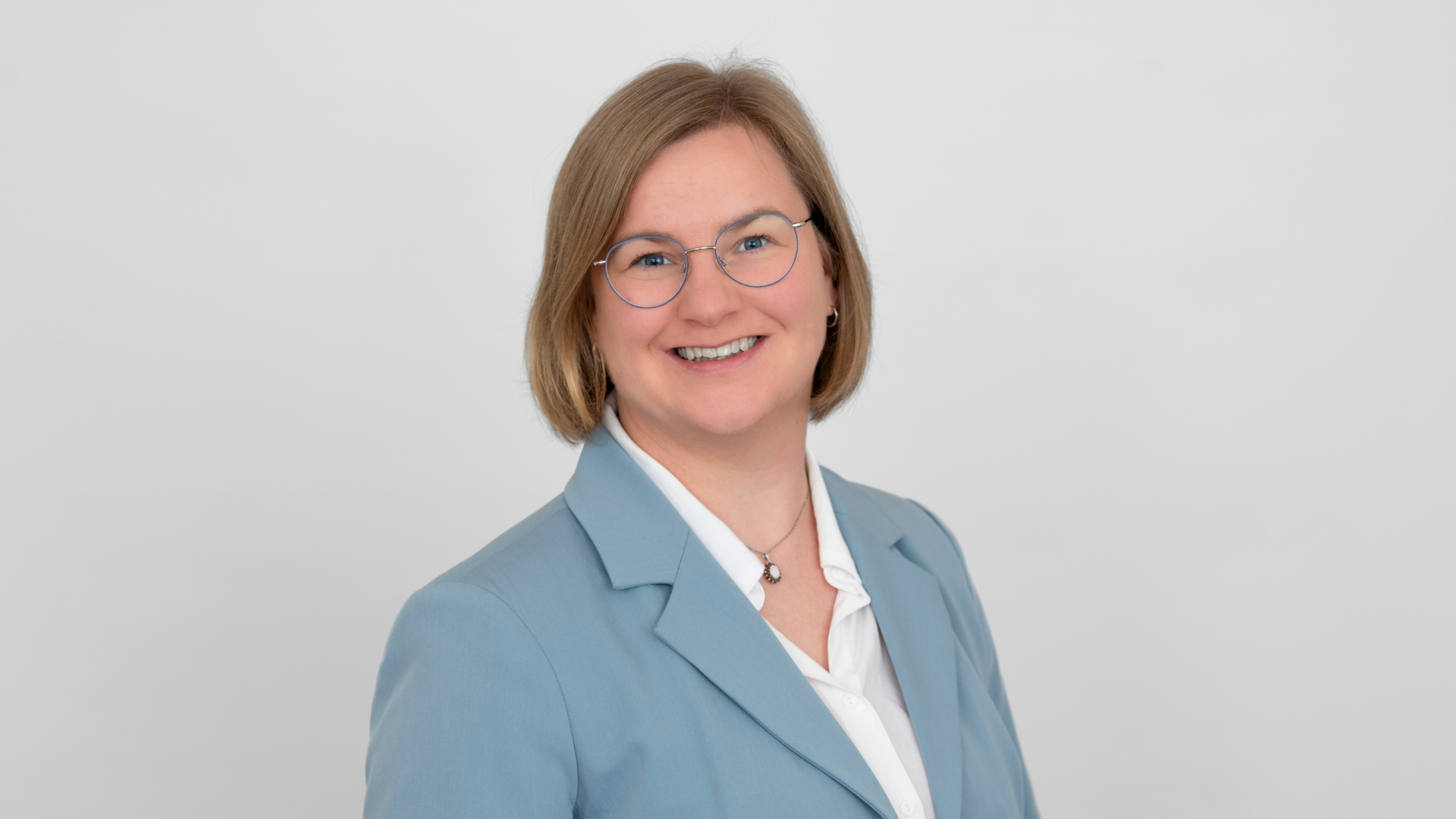 Frau vor grauem Hintergrund