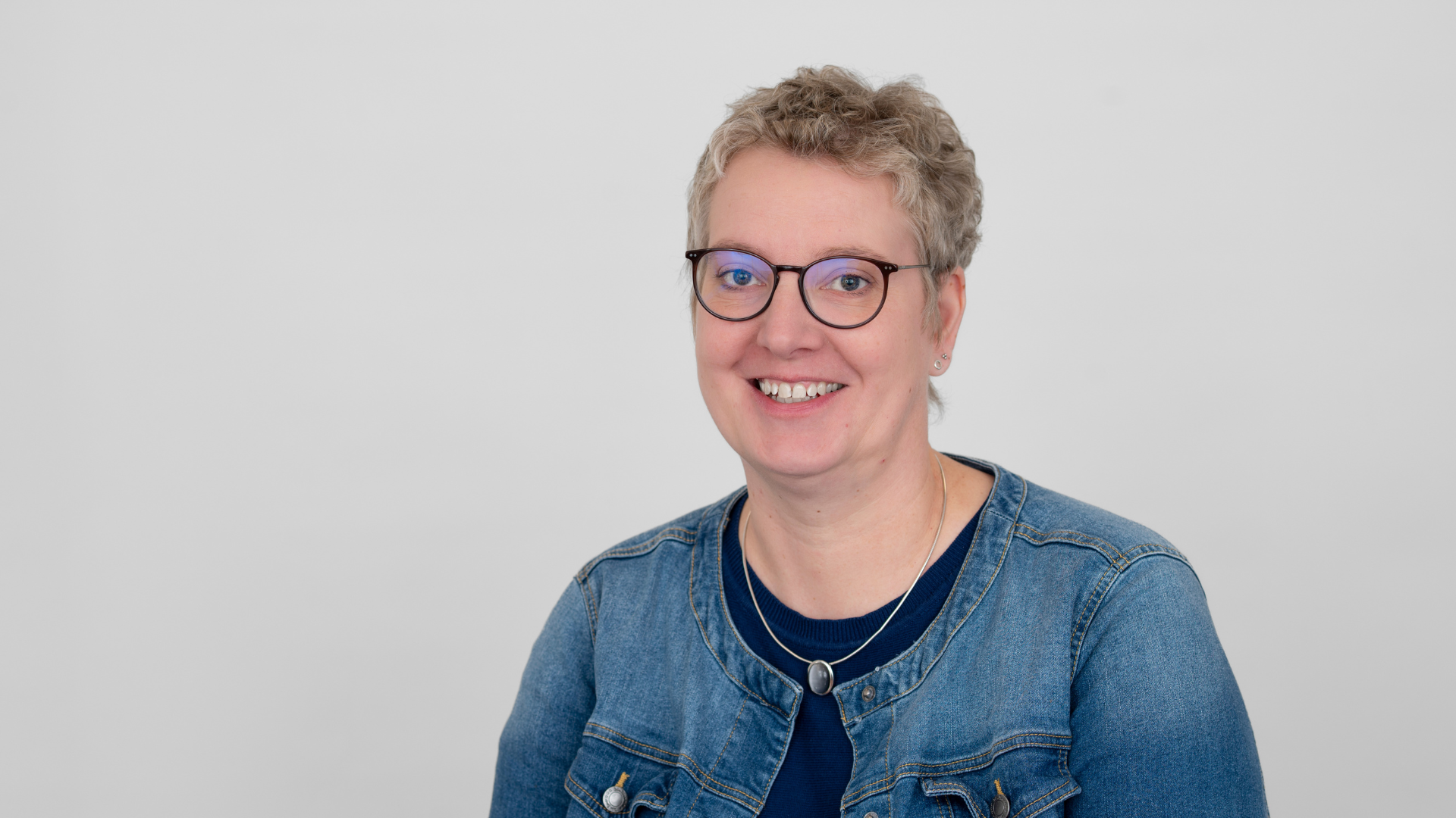 Frau vor grauem Hintergrund