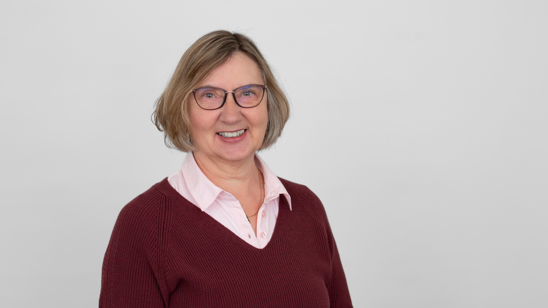 Frau vor grauem Hintergrund